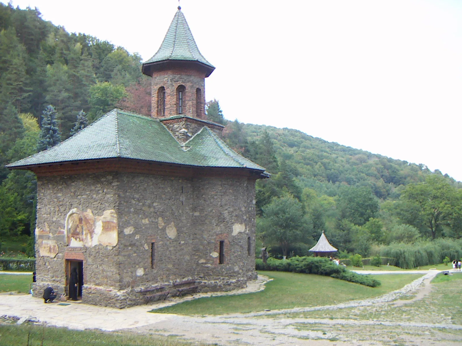 Photo showing: Biserica "Sf. Treime" a Mănăstirii Prislop, din satul Silvaşudesus; 129 la 3 km V de sat oraş Haţeg, construită în 1564, fragmente de pictură murală din 1759
