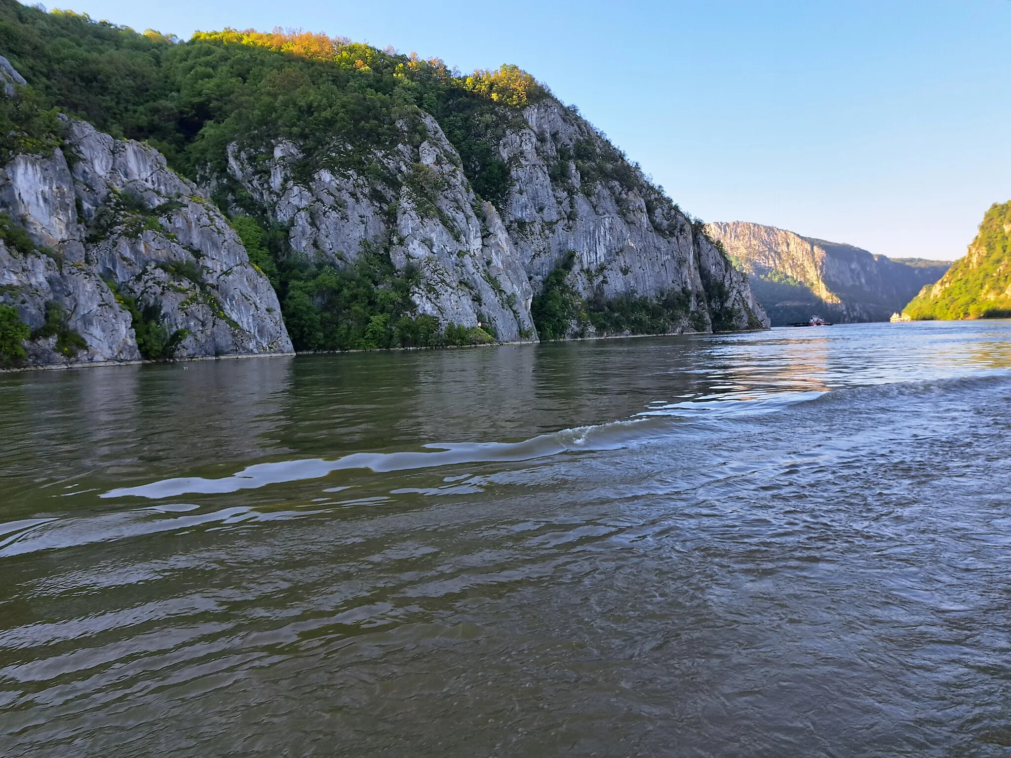 Photo showing: Das Eiserne Tor ist ein Durchbruchstal an der Donau. Es liegt in den südlichen Karpaten, genauer zwischen den Serbischen Karpaten und dem Banater Gebirge, an der Grenze von Serbien und Rumänien. Bis zu seiner Entschärfung 1972 im Zusammenhang mit dem Kraftwerk Eisernes Tor 1 galt es als der für die Schifffahrt gefährlichste Flussabschnitt der Donau, der nicht ohne ortskundige Lotsen passiert werden konnte. Jahrzehntelang wurden die Schiffe flussaufwärts mit Lokomotiven getreidelt. Vom Schiff Amadeus Symphony (ship, 2003) aus gesehen. Flusskilometer 944 bis 863