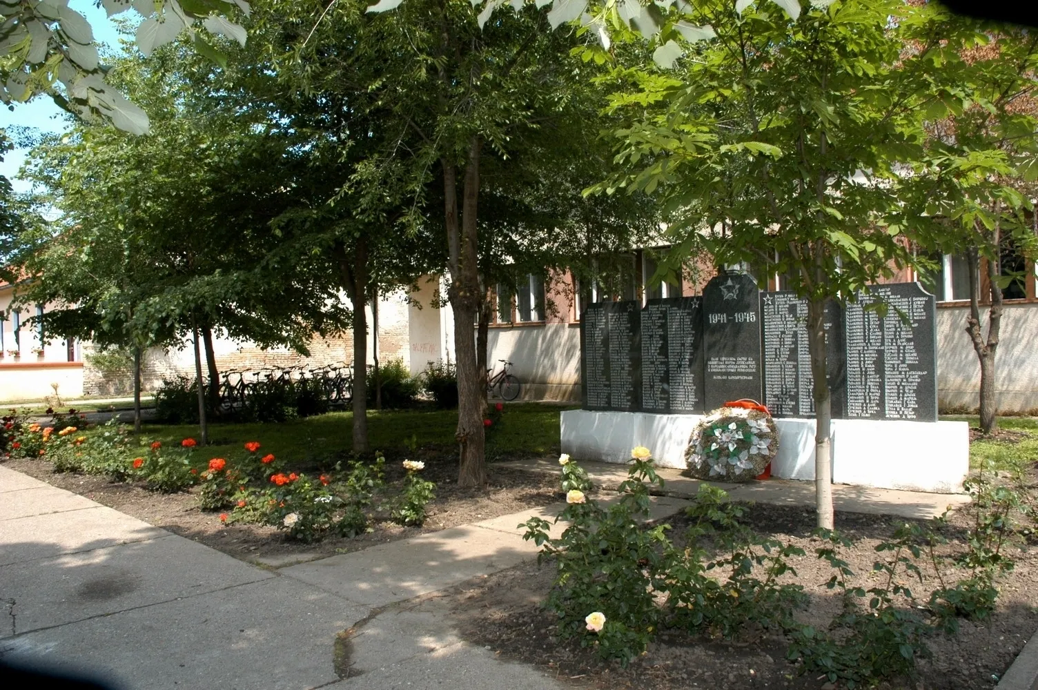 Photo showing: Monument to victims of WW2