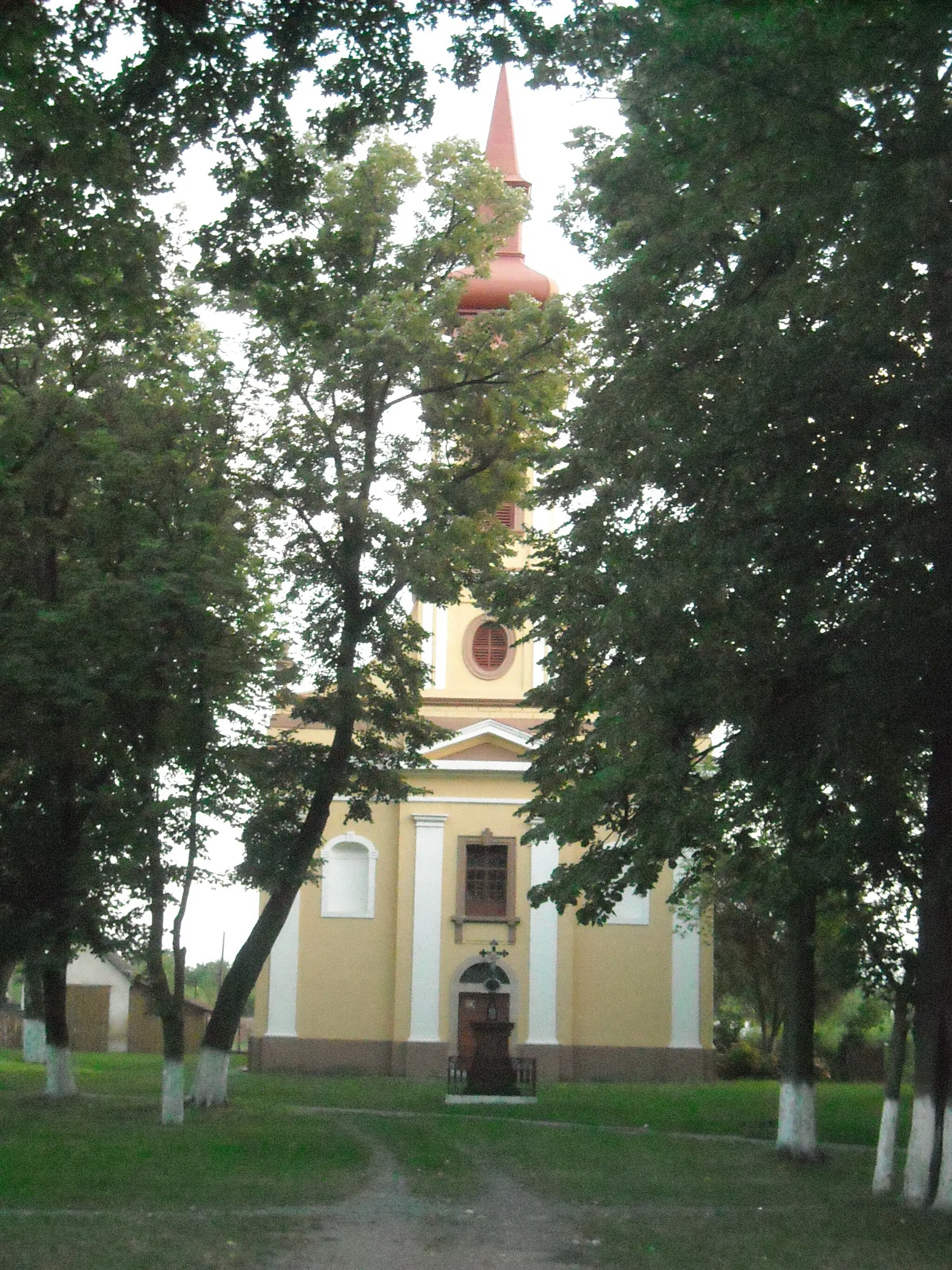 Photo showing: Roman Catholic church in Frumușeni/Schöndorf, Arad County, Romania