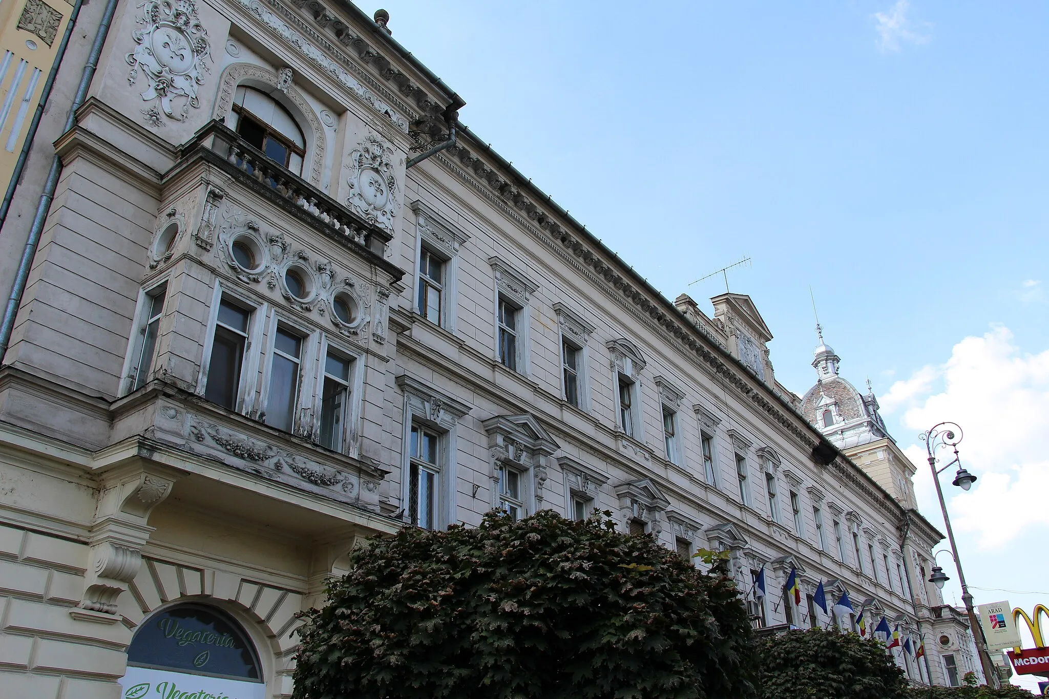 Photo showing: Centru - Bulevardul Revoluției & Strada Horia
The commercial success allowed the members of the Neumann family to raise a palace at the northern corner of the Corso promenade in the centre of Arad, an imposing palace built on two floors, with a ball room on the first floor. Later on, the building was extended to “Episcopiei” Street, thus becoming one of the largest buildings in the city.
Arch. Milan Tabacovits

1891-92