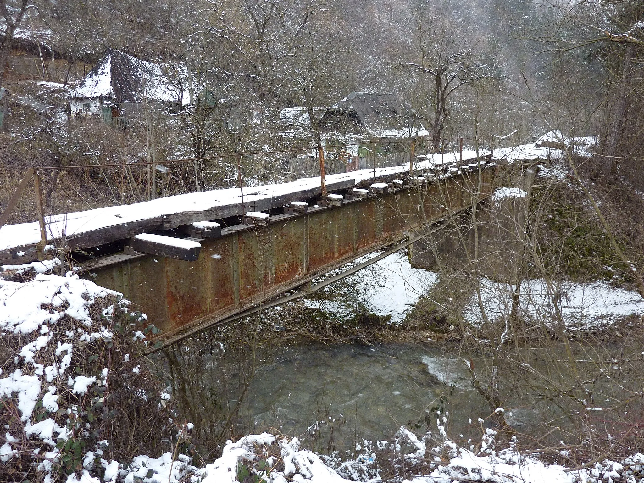 Photo showing: One original metallic bridge over the Govăjdia river in the Govăjdia village.