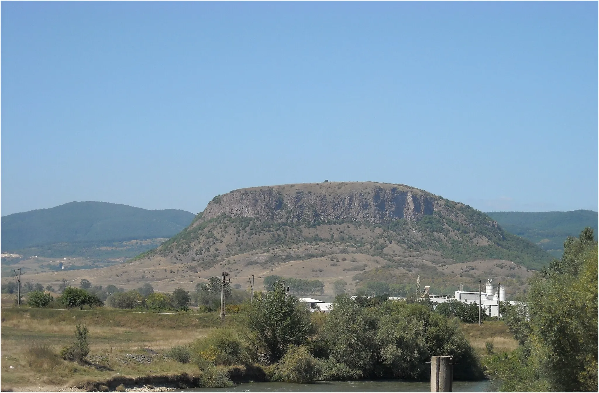 Photo showing: Uroi-hill near Uroi village (Hunedoara County, Romania), as seen from Simeria Veche