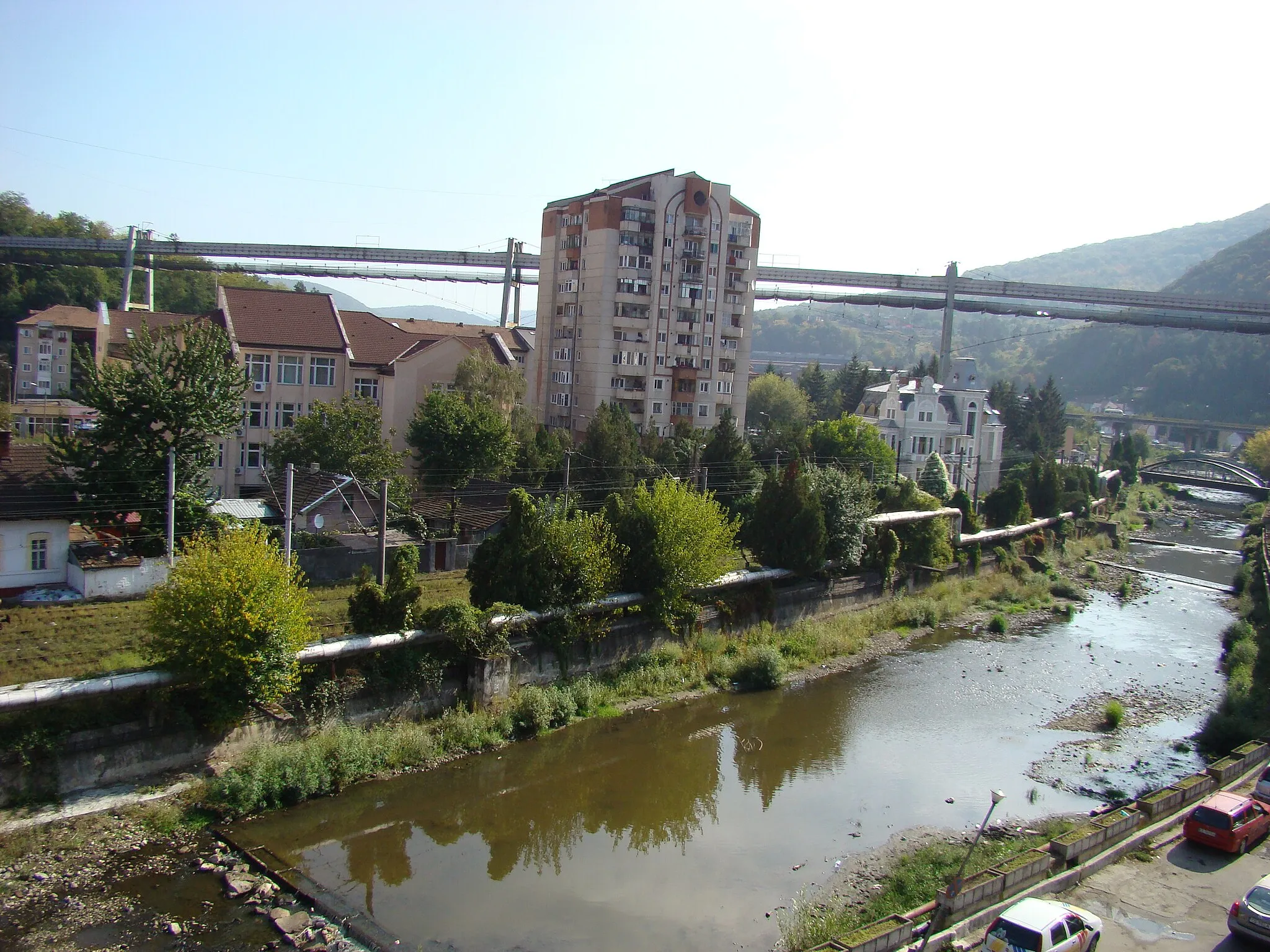 Photo showing: Reșița, imagine panoramică cu valea Bârzavei