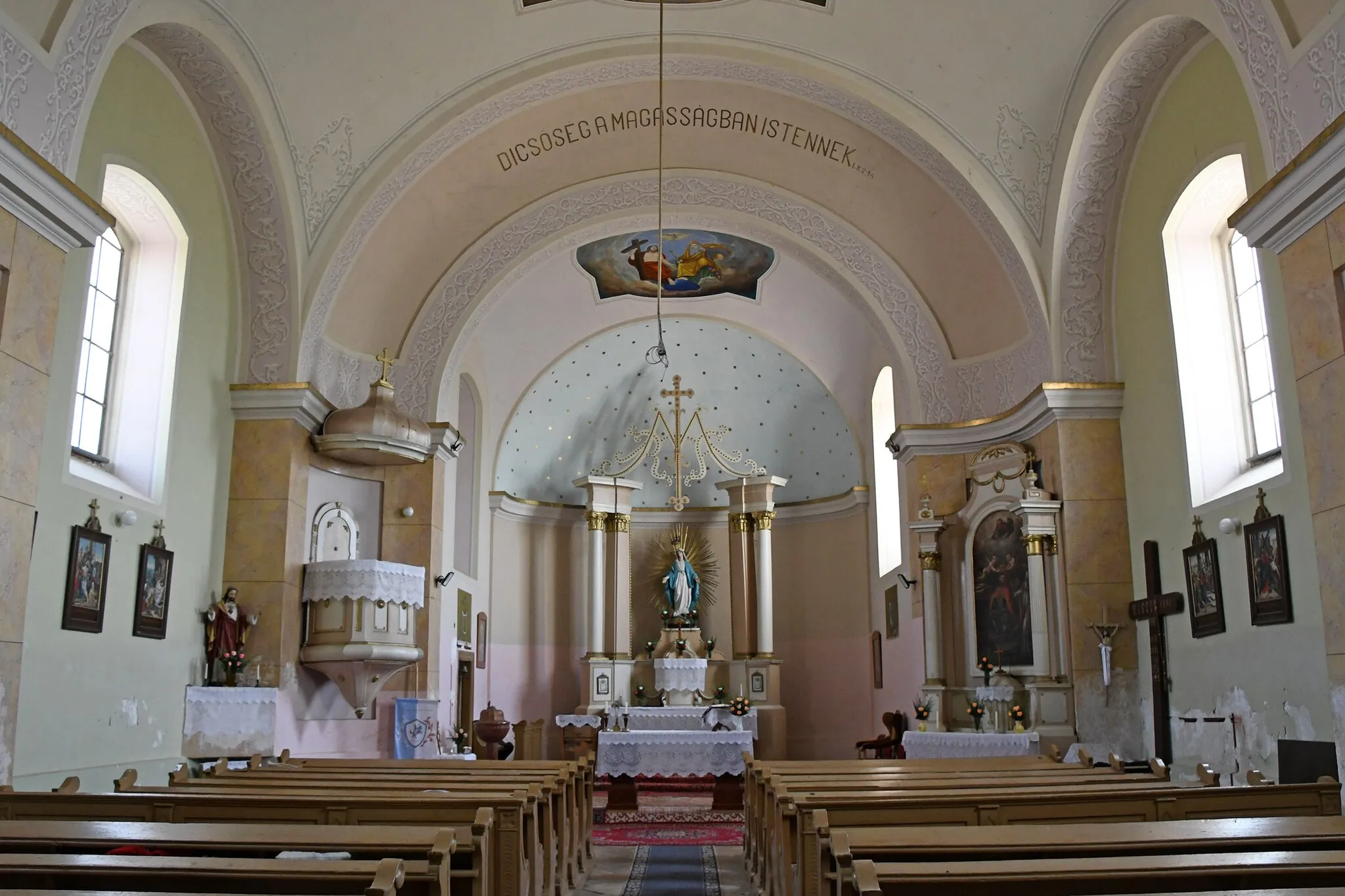 Photo showing: Interior of Roman Catholic church in Belfir, Bihor, Romania