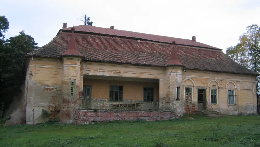 Photo showing: a mansion formerly belonging the the Wekerle and the Petala families in Clopodia, Romania