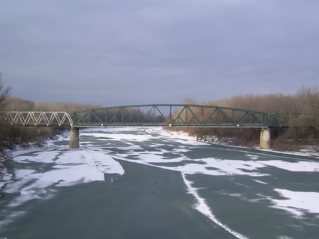 Photo showing: The Algyő railway bridge on the Tisza river, Algyő, Hungary