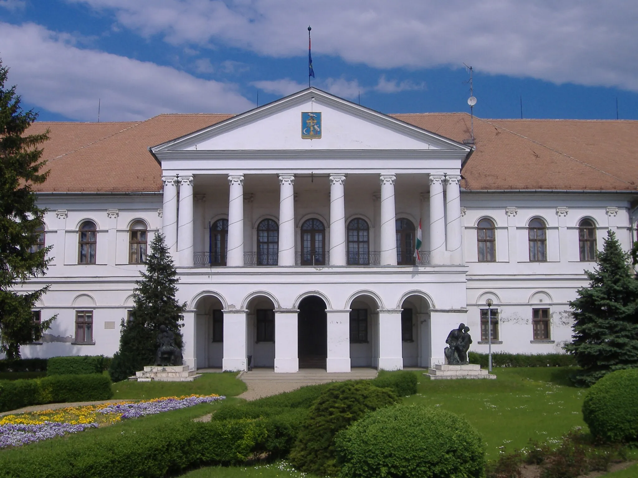 Photo showing: The town hall in Makó, Hungary. The building was the county seat of the former county Csanád.