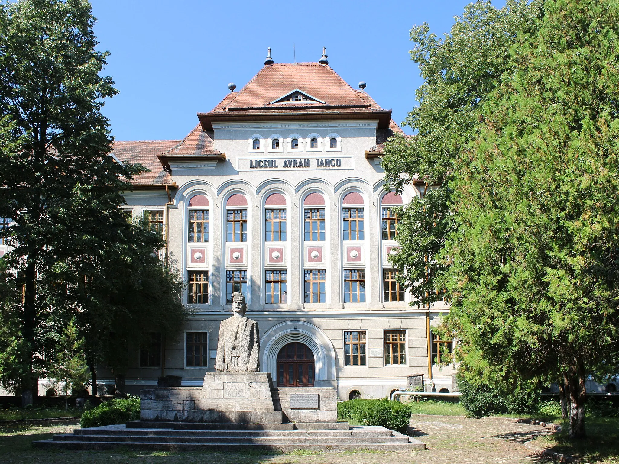 Photo showing: Avram Iancu high school in Brad, Hunedoara County, Romania, 2016