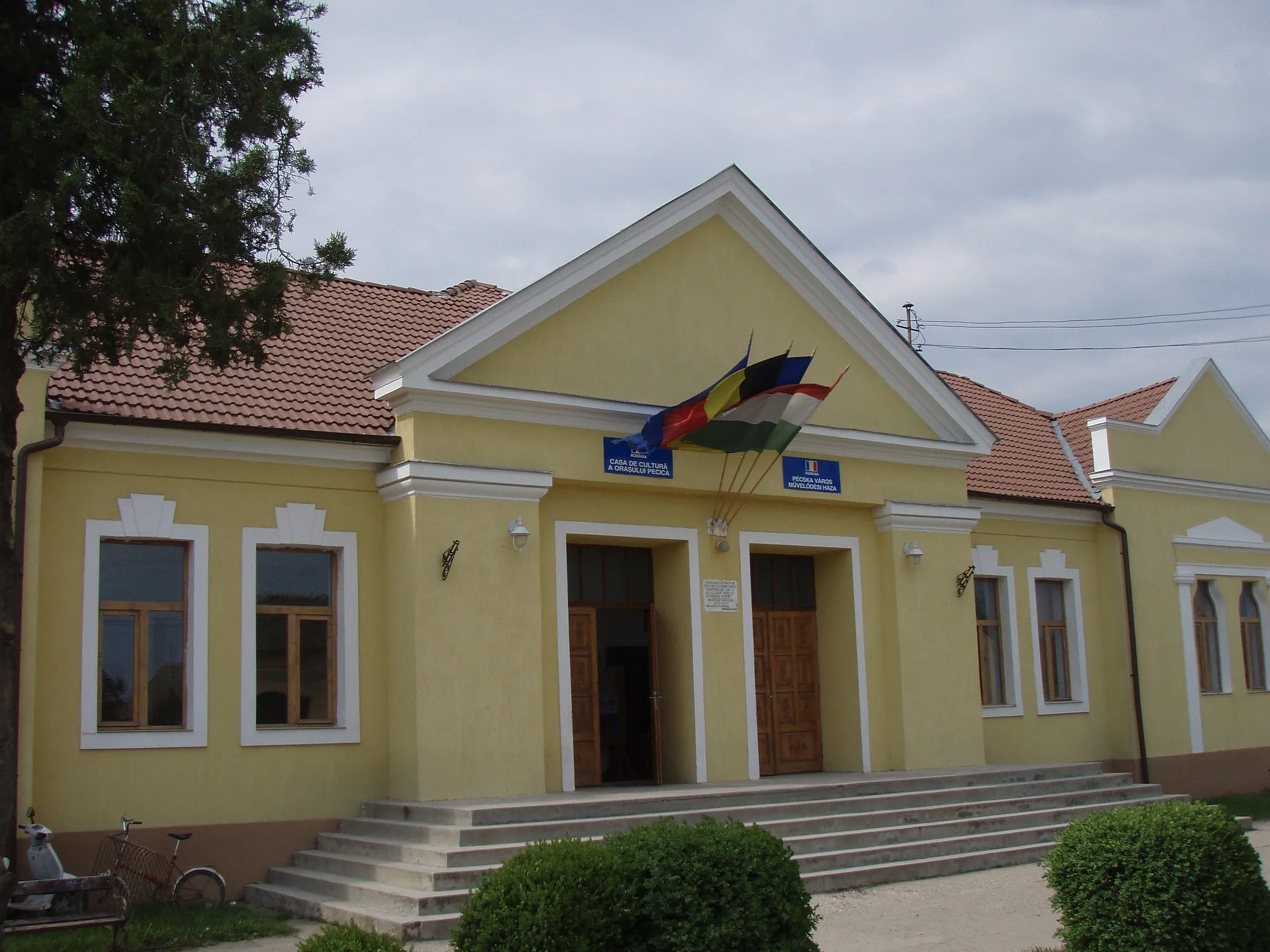 Photo showing: Pecica Cultural Center, Arad County, Romania.