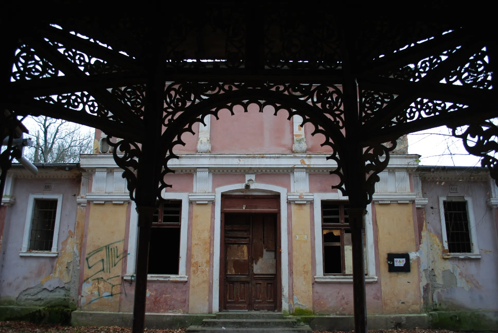 Photo showing: Ansamblul de arhitectură balneară "Zona cu parcul", cu colonada, 1811 - 1870
