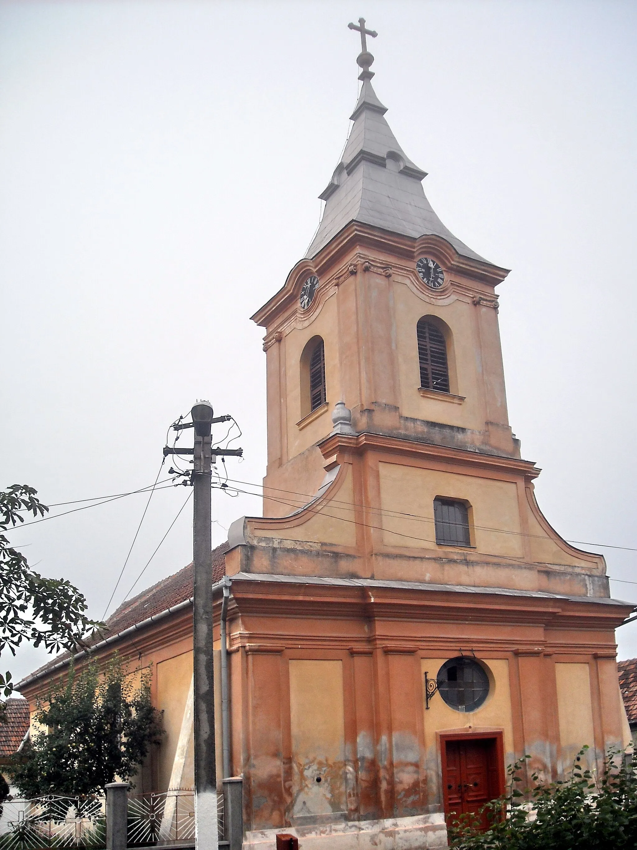 Photo showing: Roman Catholic church in Fântânele (Engelsbrunn, Angyalkút), Arad county, Romania