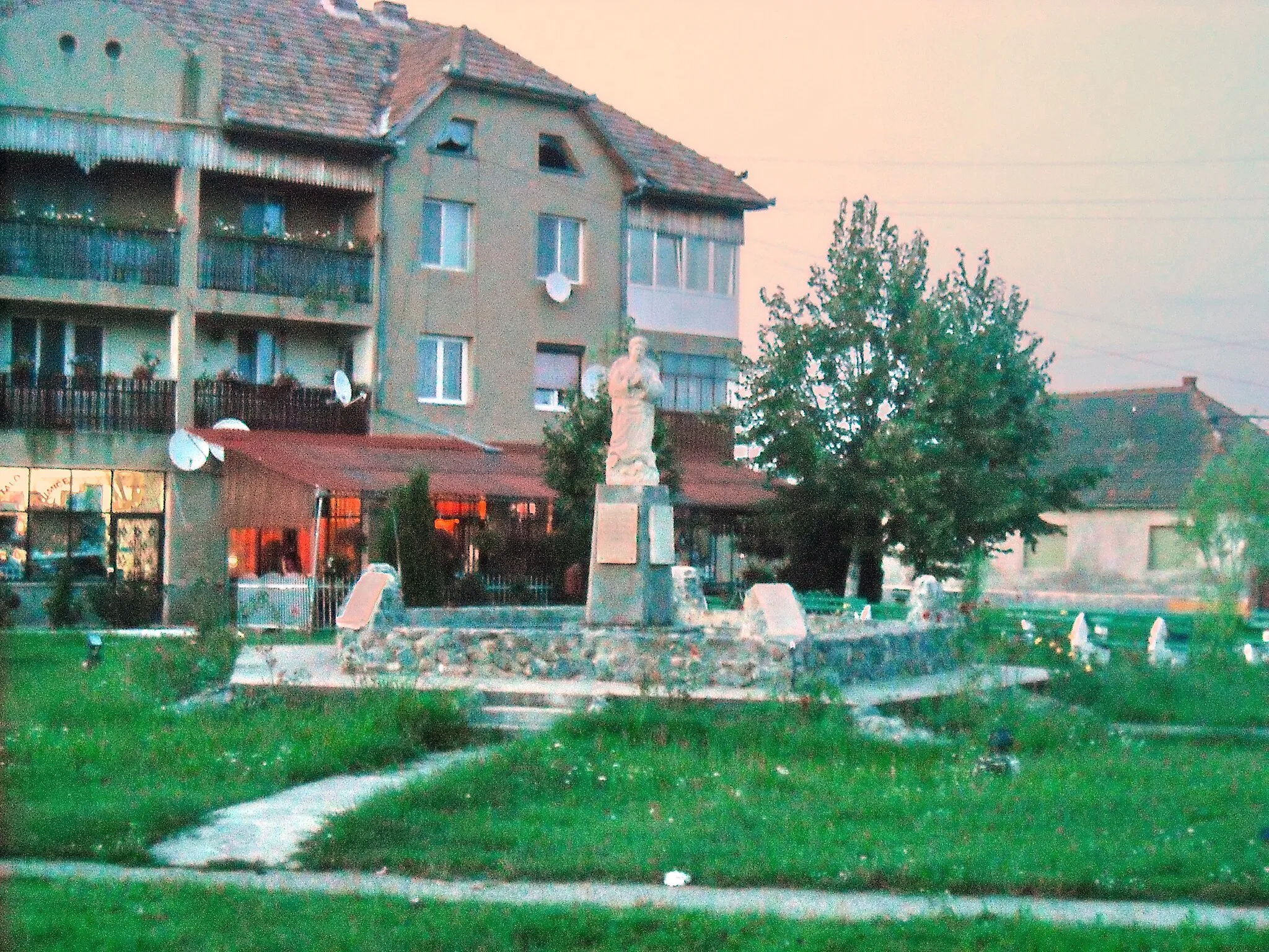 Photo showing: fountain with an angel that gave its name to the village of Engelsbrunn (Fântânele), Romania