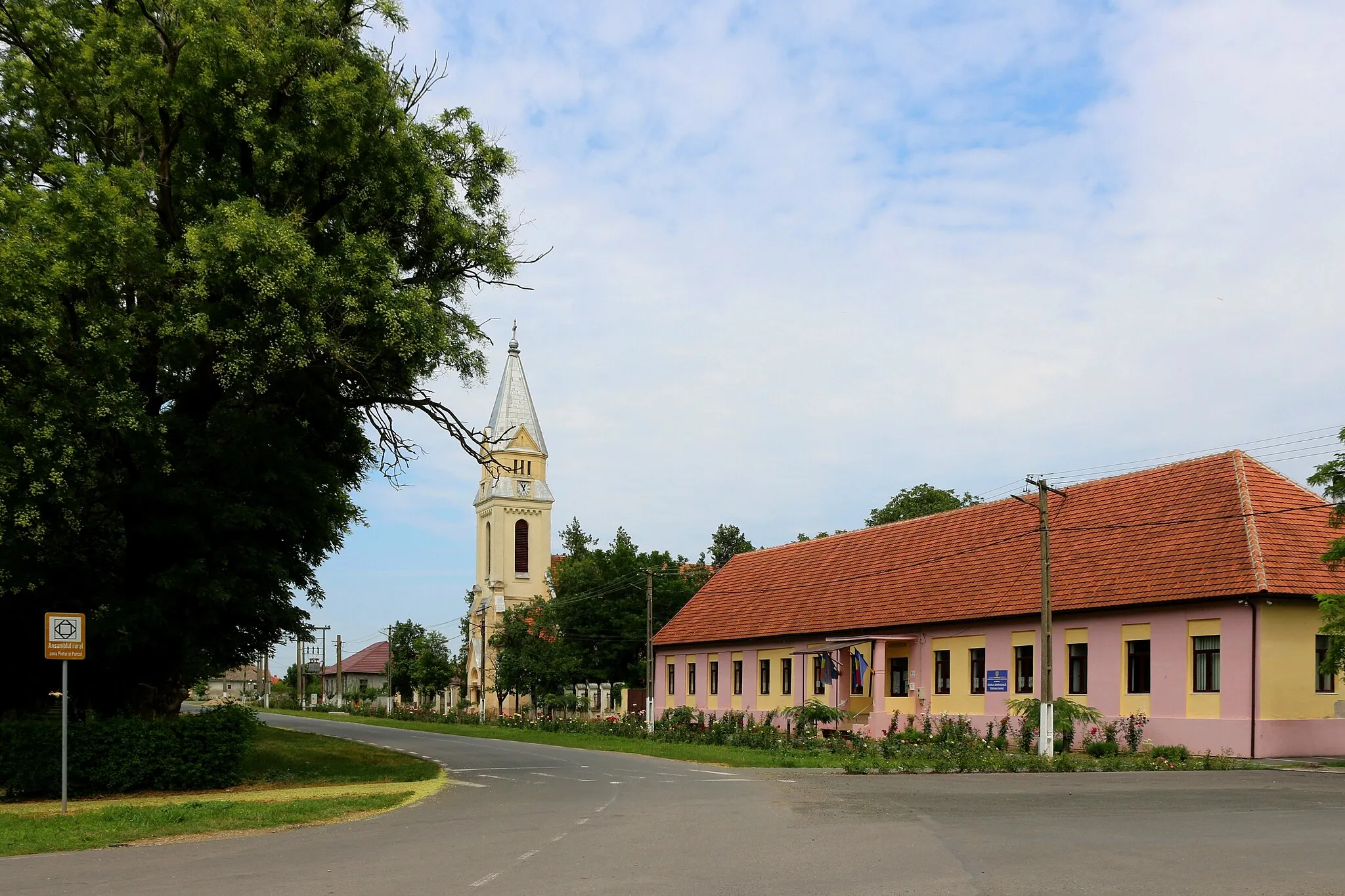 Photo showing: The historical rural ensemble of the Market area and the Park, Teremia Mare, Județul Timiș, Romania.