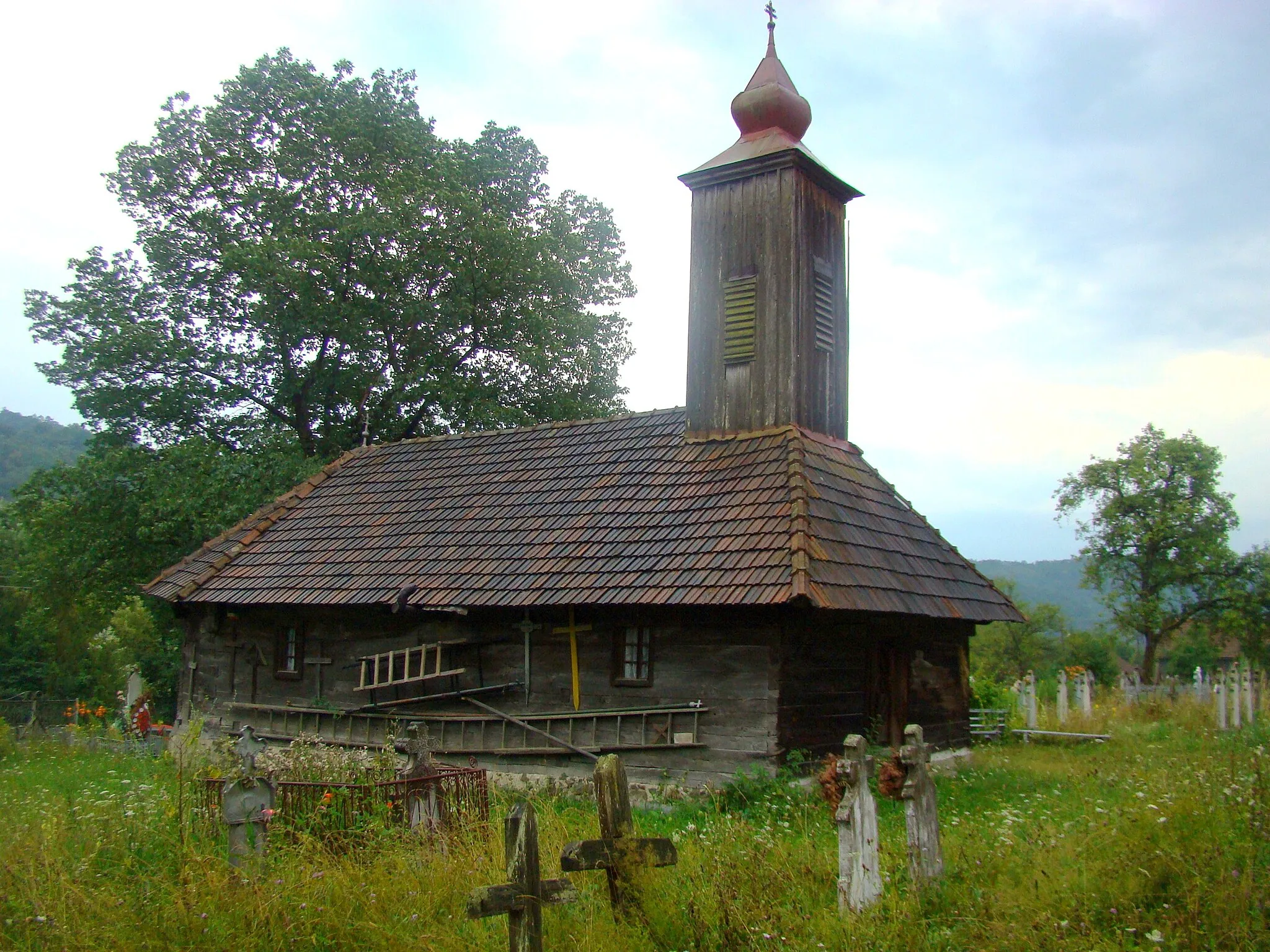 Photo showing: Biserica de lemn „Nașterea Maicii Domnului”, sat Corbești; comuna Petriș	126, în cimitir