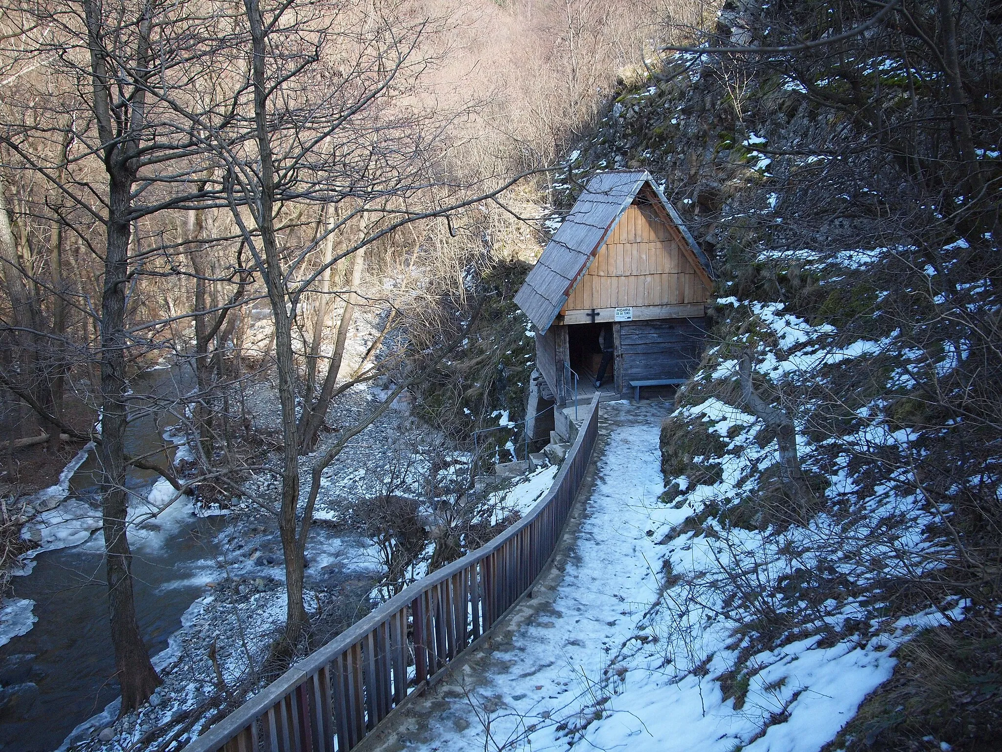 Photo showing: Watermill in Rudăria Gorge, Eftimie Murgu village, Caraș-Severin, Romania. Name: Moara de la Tunel