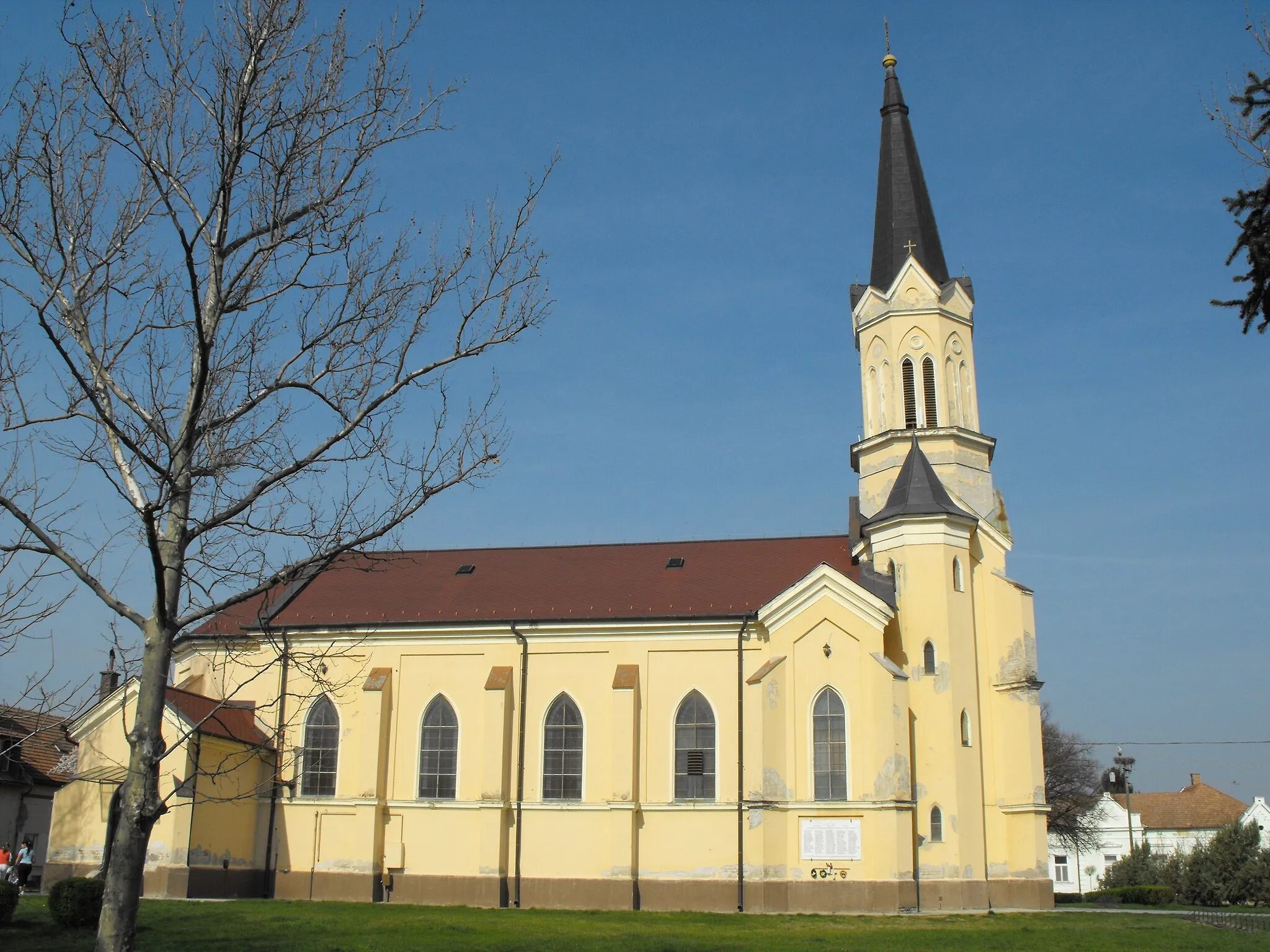 Photo showing: The Roman Catholic church of Maroslele, Hungary built in 1901 in neogothic style.