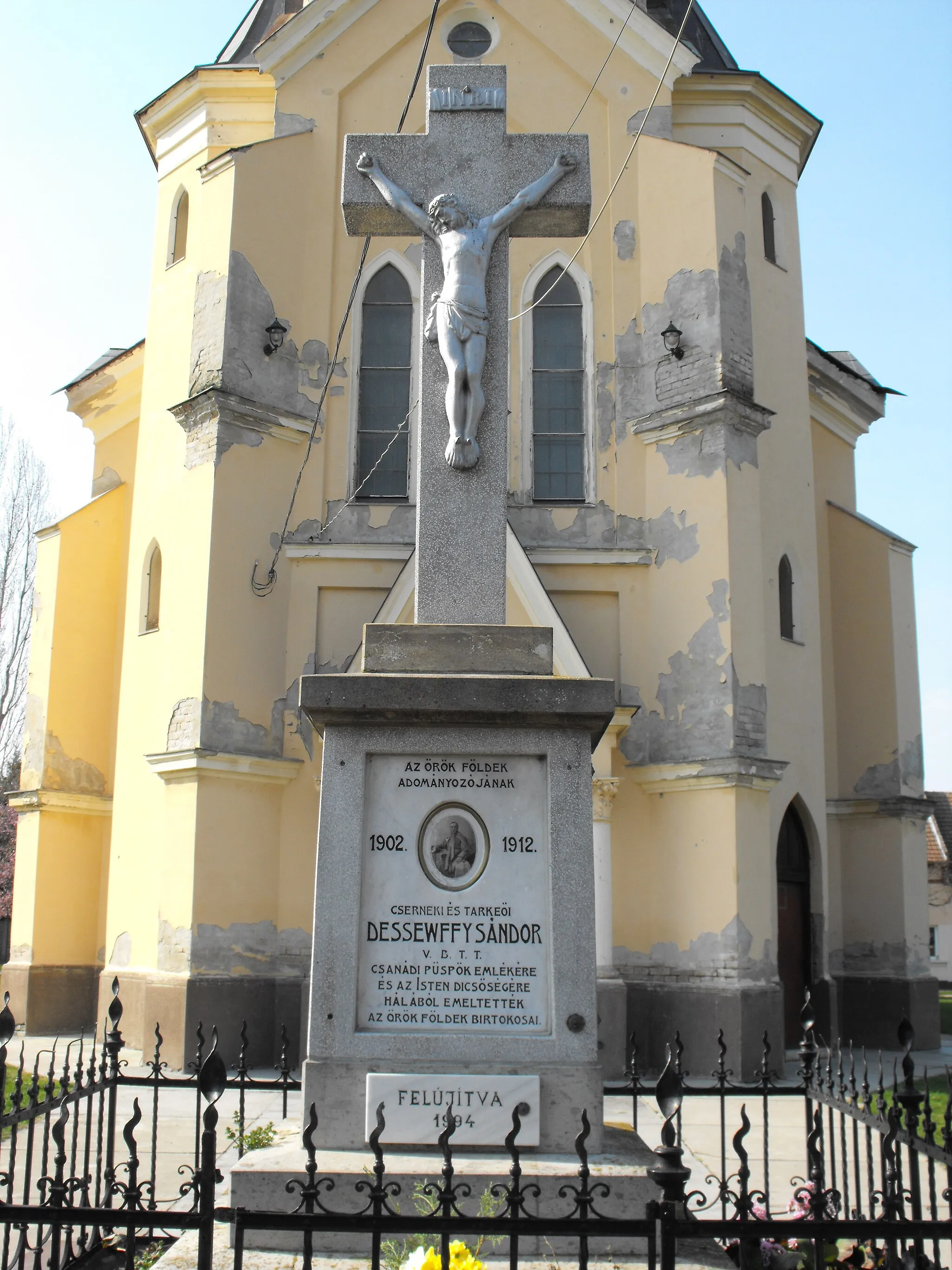 Photo showing: Cross in Maroslele, Hungary commemorating to Sándor Dessewffy, Bishop of Csanád.