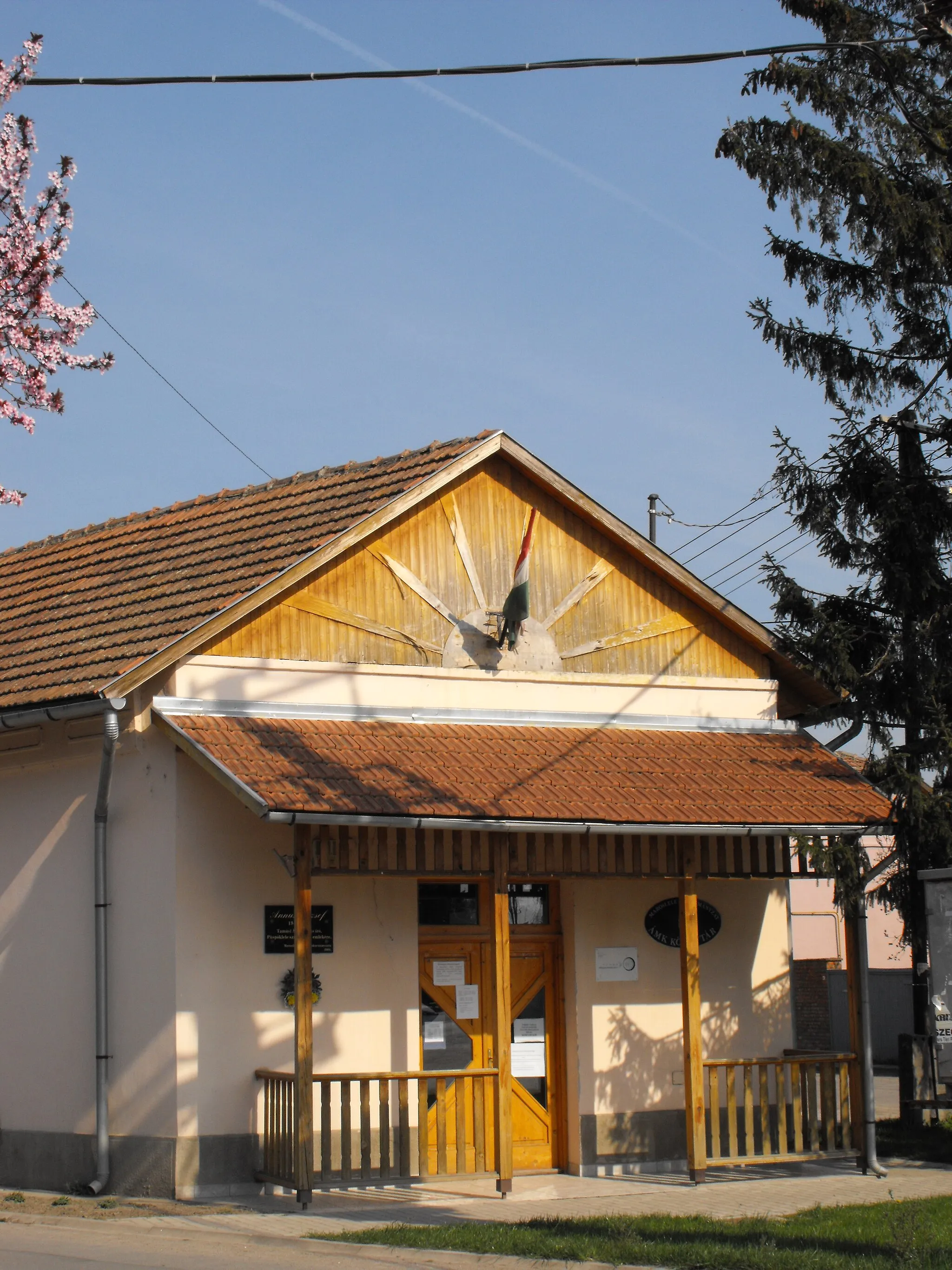 Photo showing: The building of the library in Maroslele, Hungary.