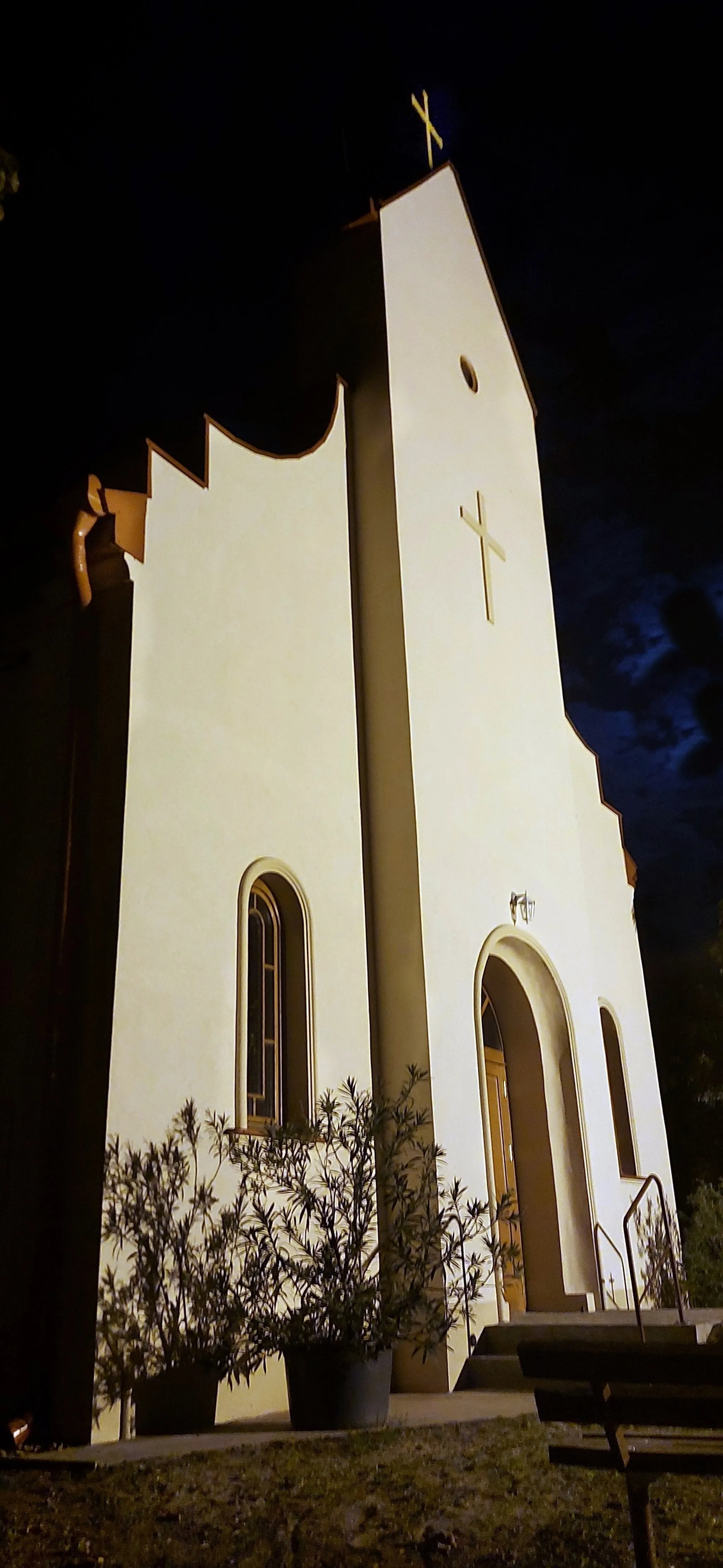 Photo showing: 2021-ben felújított klárafalvi Szent Kereszt-templom - Esti felvétel