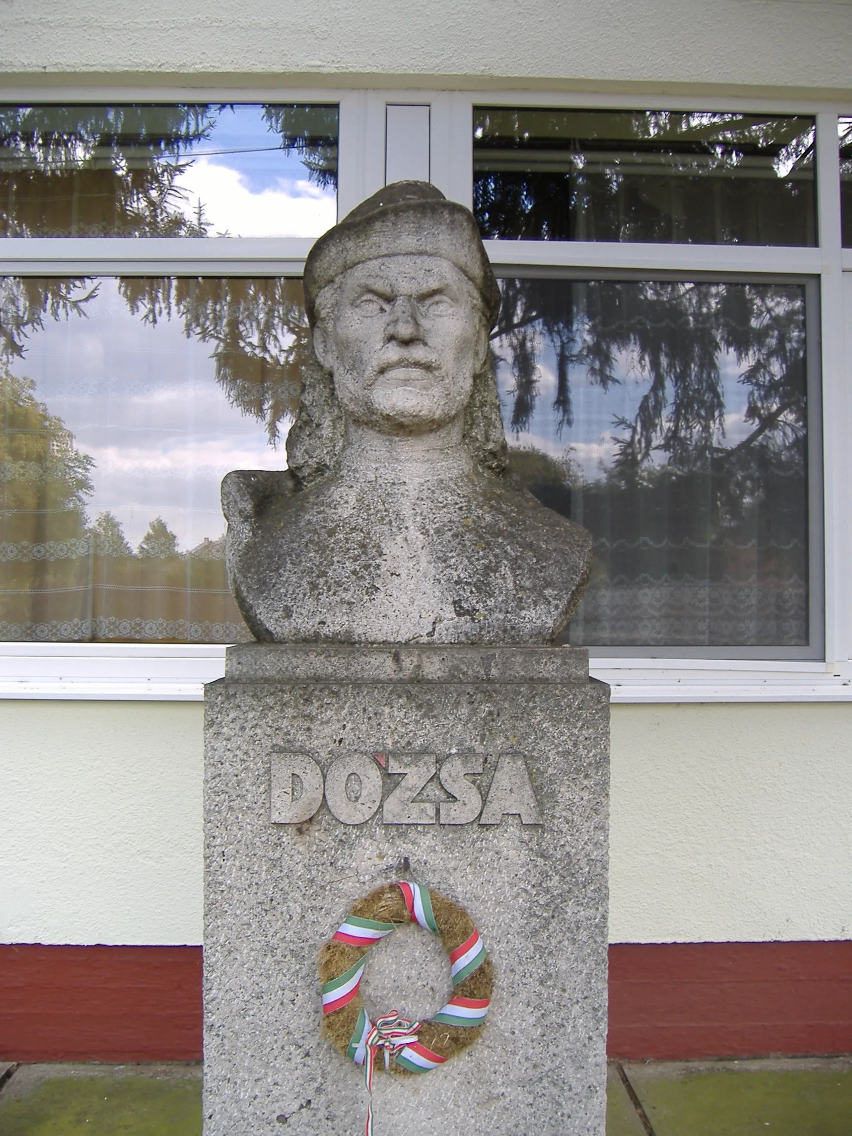 Photo showing: Statue of Gyögy Dózsa, leader of the peasants' revolt, man-at-arms in Apátfalva, village near Makó, Hungary. Sculptor: Mihály Dabóczi (1905–1980) in 1980