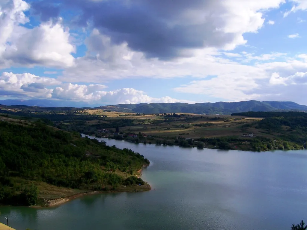 Photo showing: the Cinciș lake in Hunedoara county, Romania
