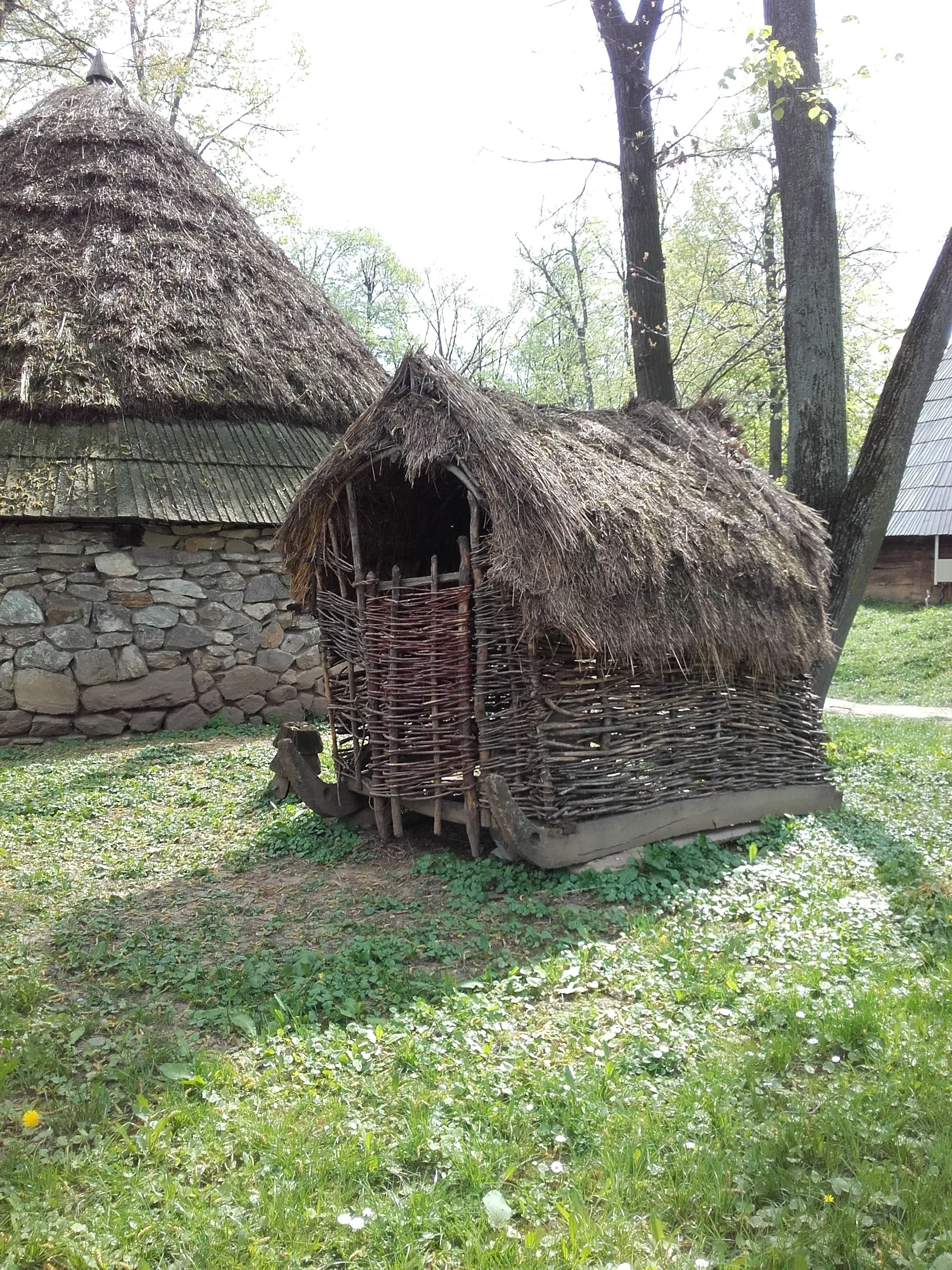 Photo showing: Circular stable from Șugag, Alba County, Romania, dated the 19th century and exhibited at the “Dimitrie Gusti” National Village Museum.

This is a photo of a historic monument in București, classified with number B-II-a-A-18994.