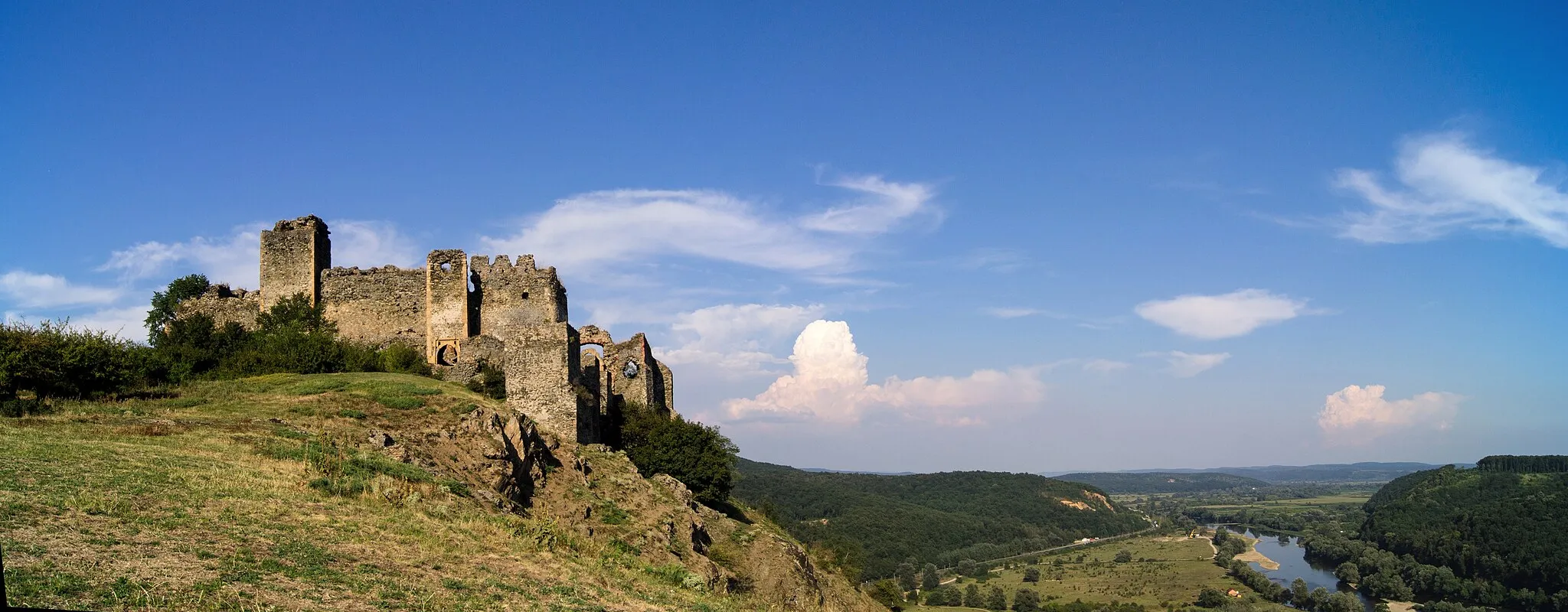 Photo showing: Panorama la Cetatea Şoimoş, jud. Arad, in spate cu Valea Mureșului