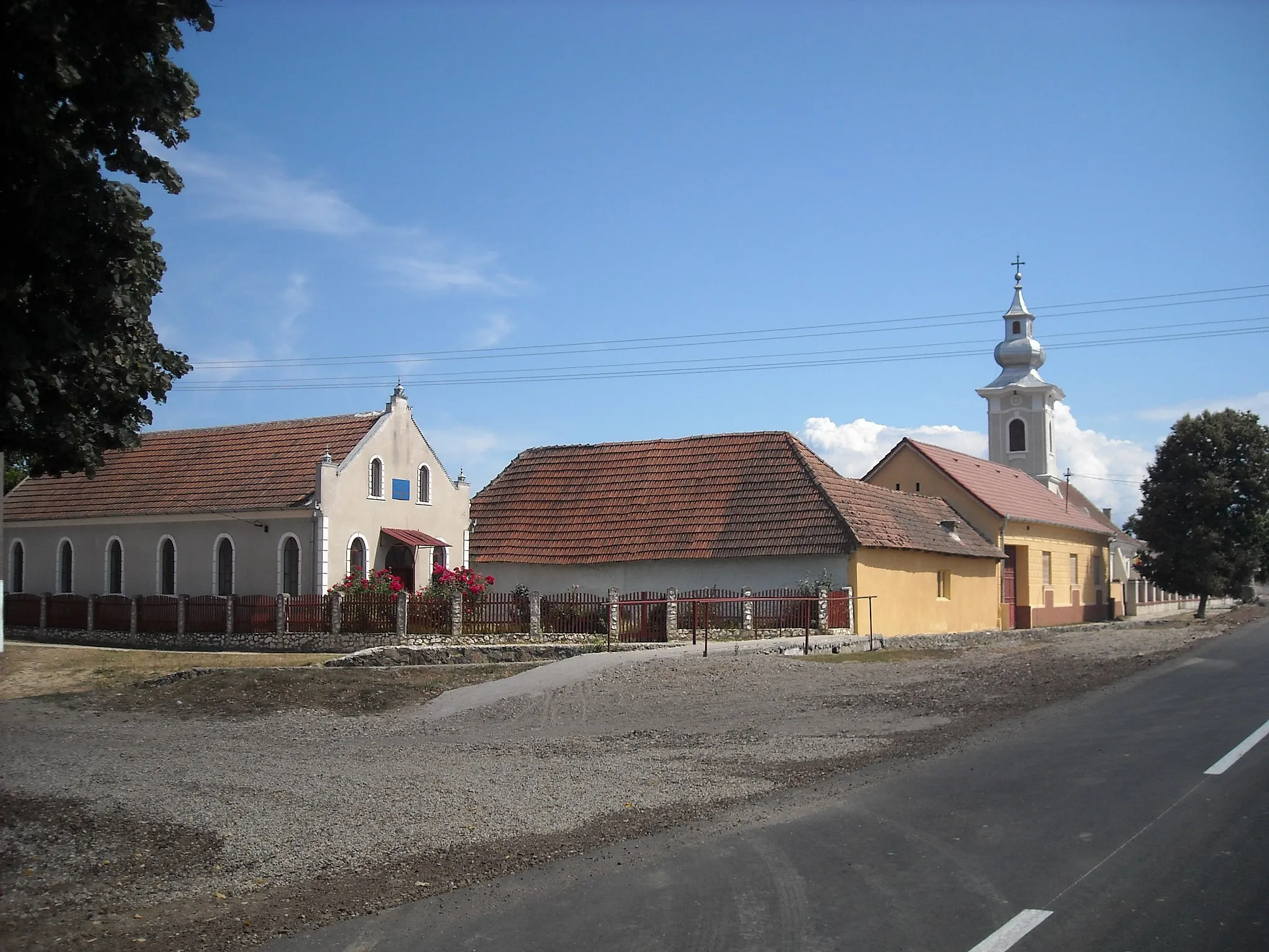 Photo showing: orthodox and pentecostal church in Chelmac village, Arad county, Romania