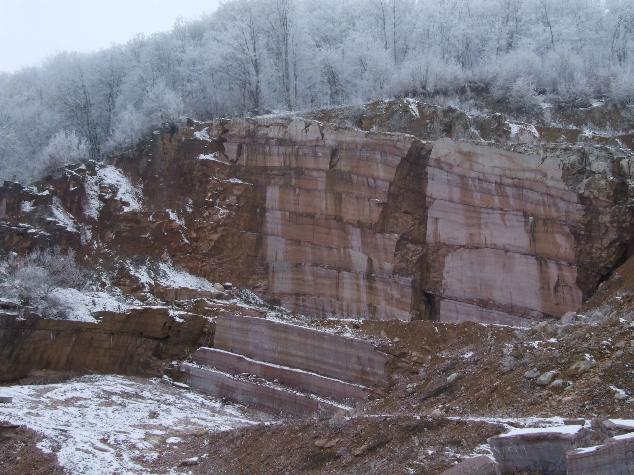 Photo showing: Marble quarry (jurassic limestone) near Moneasa spa resort, Arad County, Romania