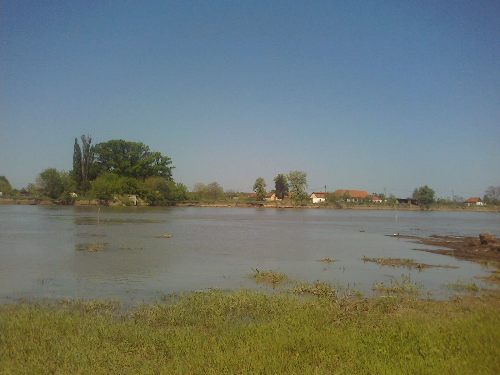 Photo showing: The Mures River and the village of Bodrogu Vechi near the Bodrog monastery (Romania)