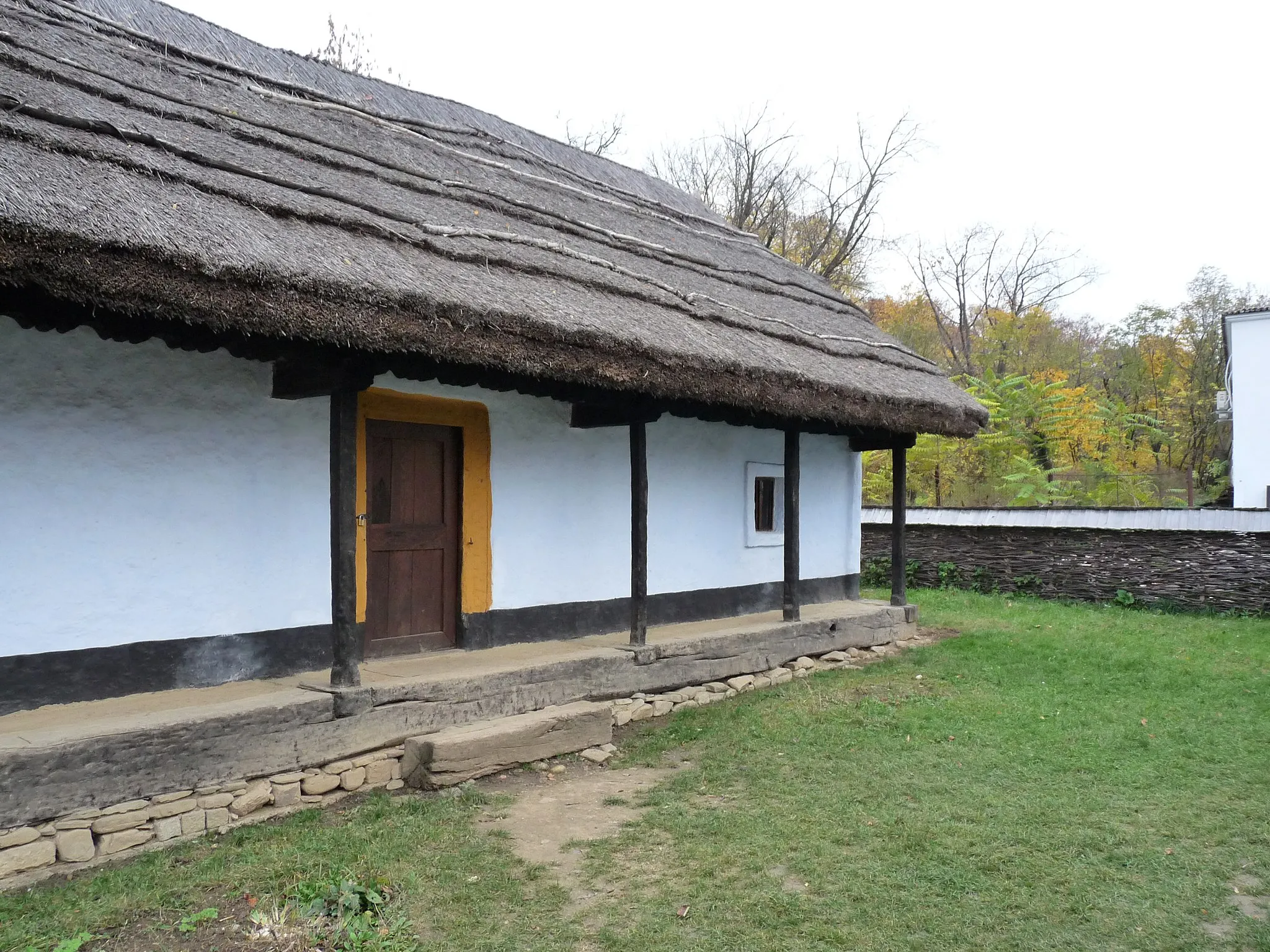 Photo showing: 18th century household from Chereluş, Arad County, Romania, exhibited at the Village Museum in Bucharest. House.