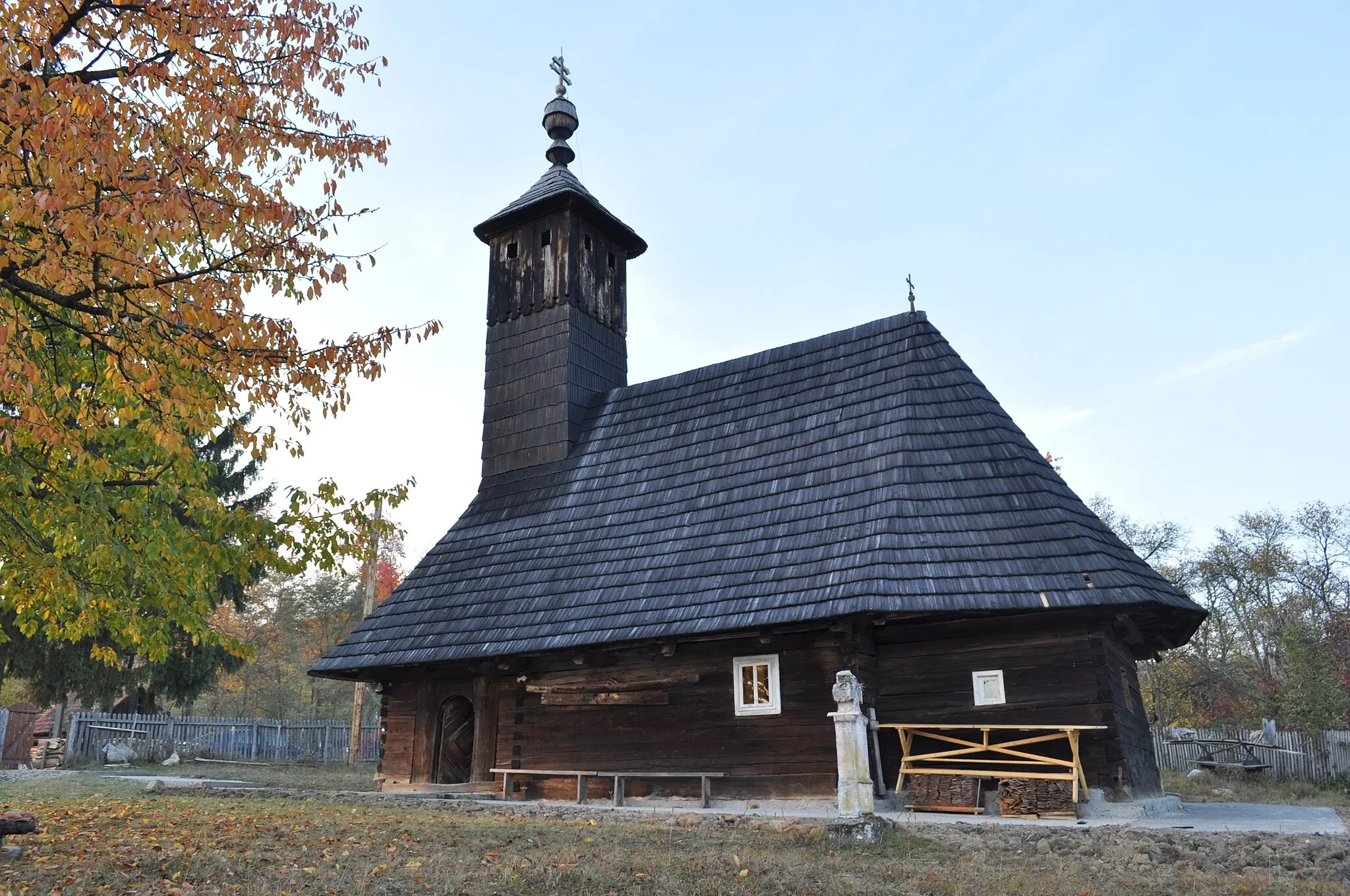 Photo showing: Biserica de lemn „Nașterea Maicii Domnului” din Poiana, județul Arad