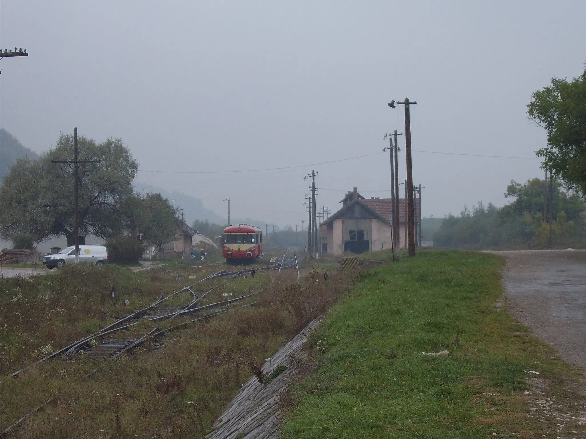 Photo showing: End of the line shot at Vaşcau on a wet, misty afternoon of 12 October 2007. Former SNCF 2-car Caravelle DMU, X4501 is passing time waiting for to depart on train 15103, 14:49 Vaşcau to Holod.