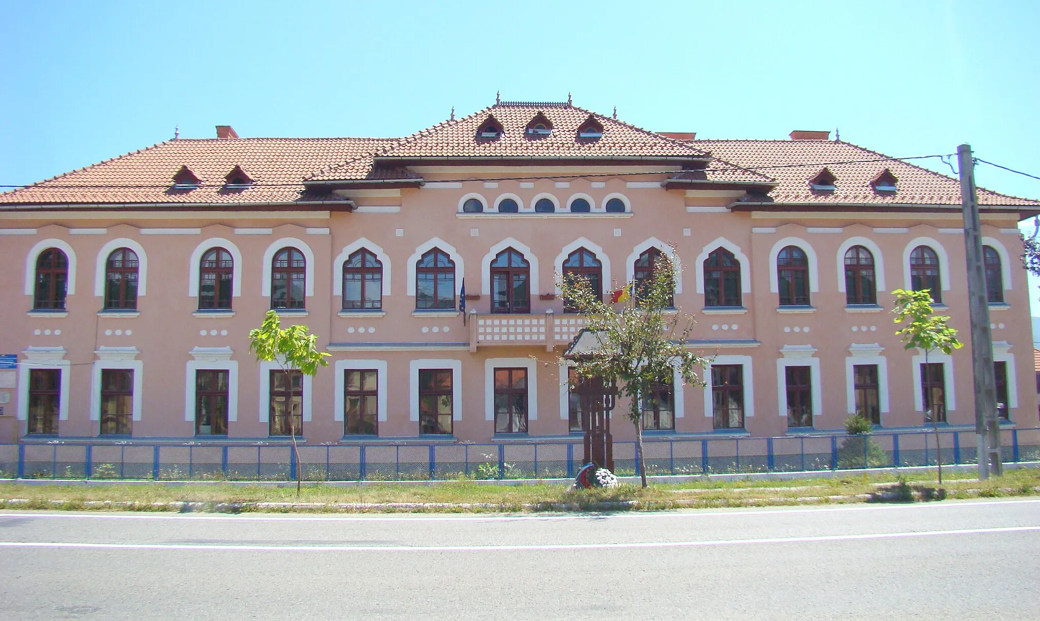 Photo showing: Școala cu troiță, oraș Oțelu Roșu, str. Republicii 28