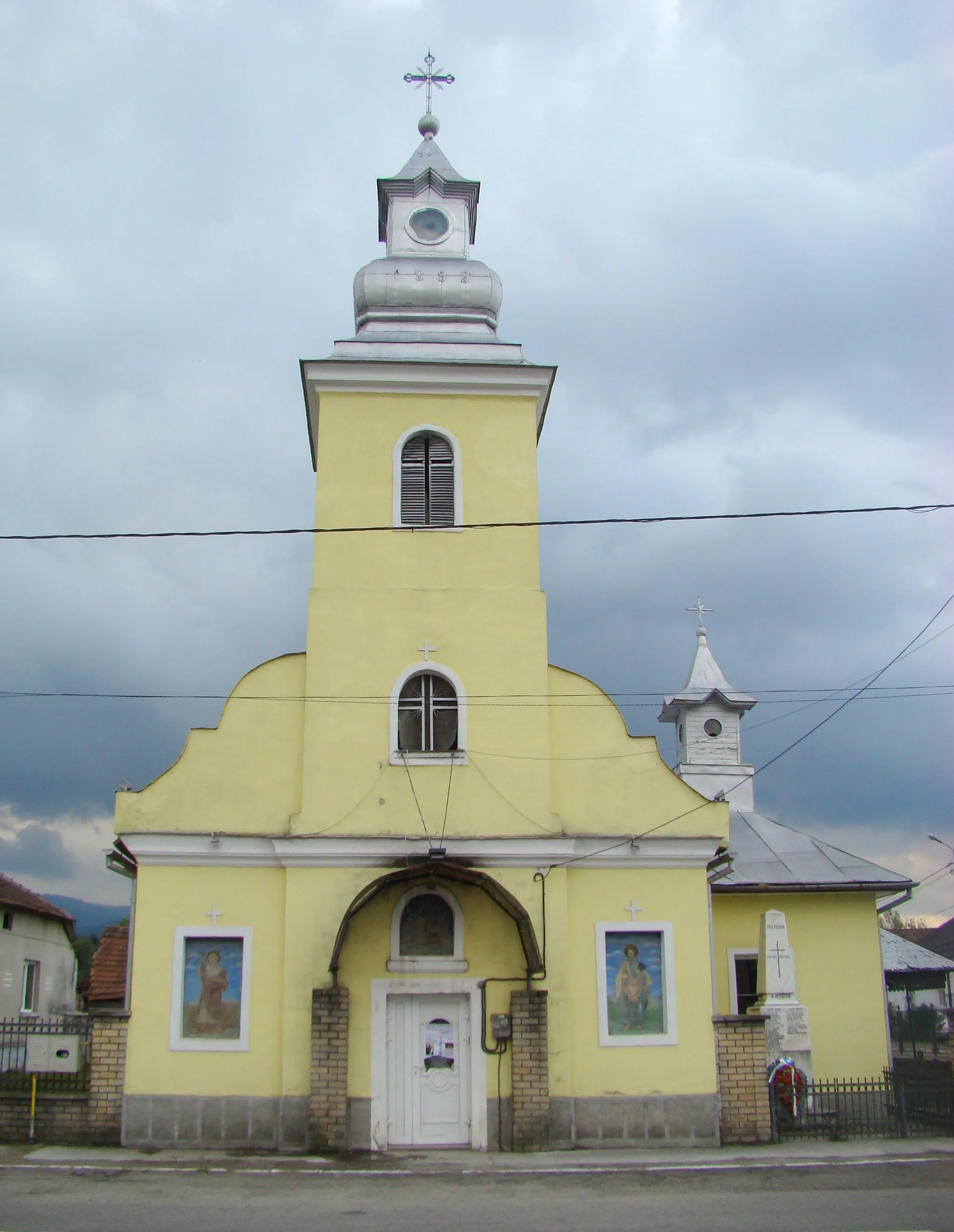 Photo showing: Biserica „Sfinţii Arhangheli”, localitate componentă Cireşa; oraș Oțelu Roșu