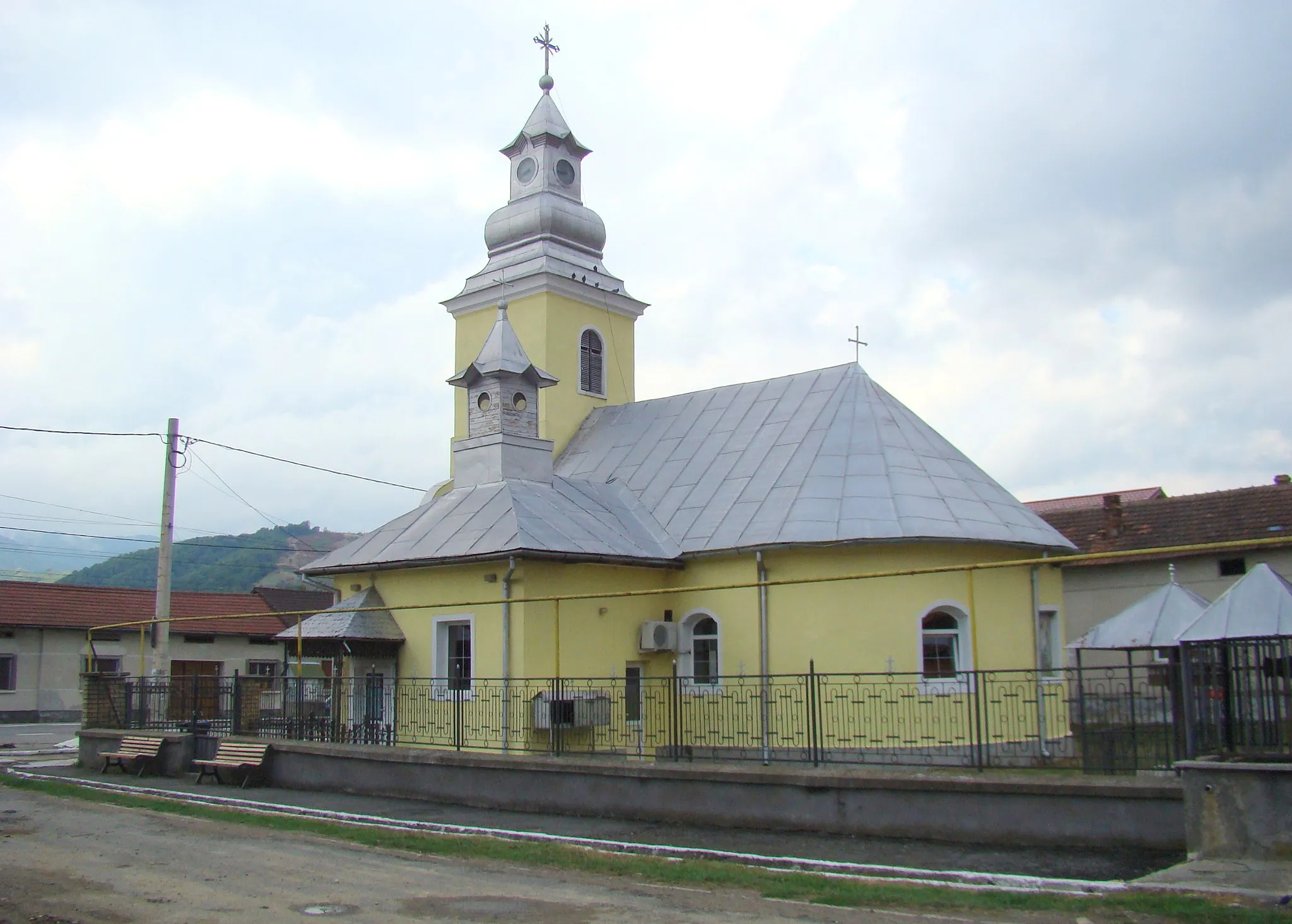Photo showing: Biserica „Sfinţii Arhangheli”, localitate componentă Cireşa; oraș Oțelu Roșu