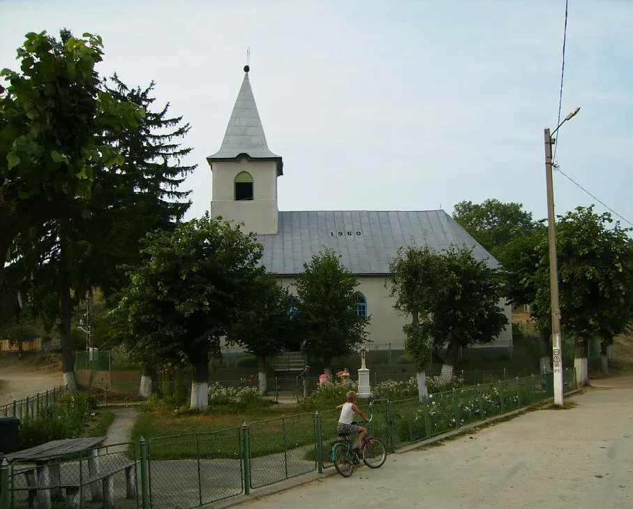 Photo showing: Rovensko (Banát) - náves, kostel