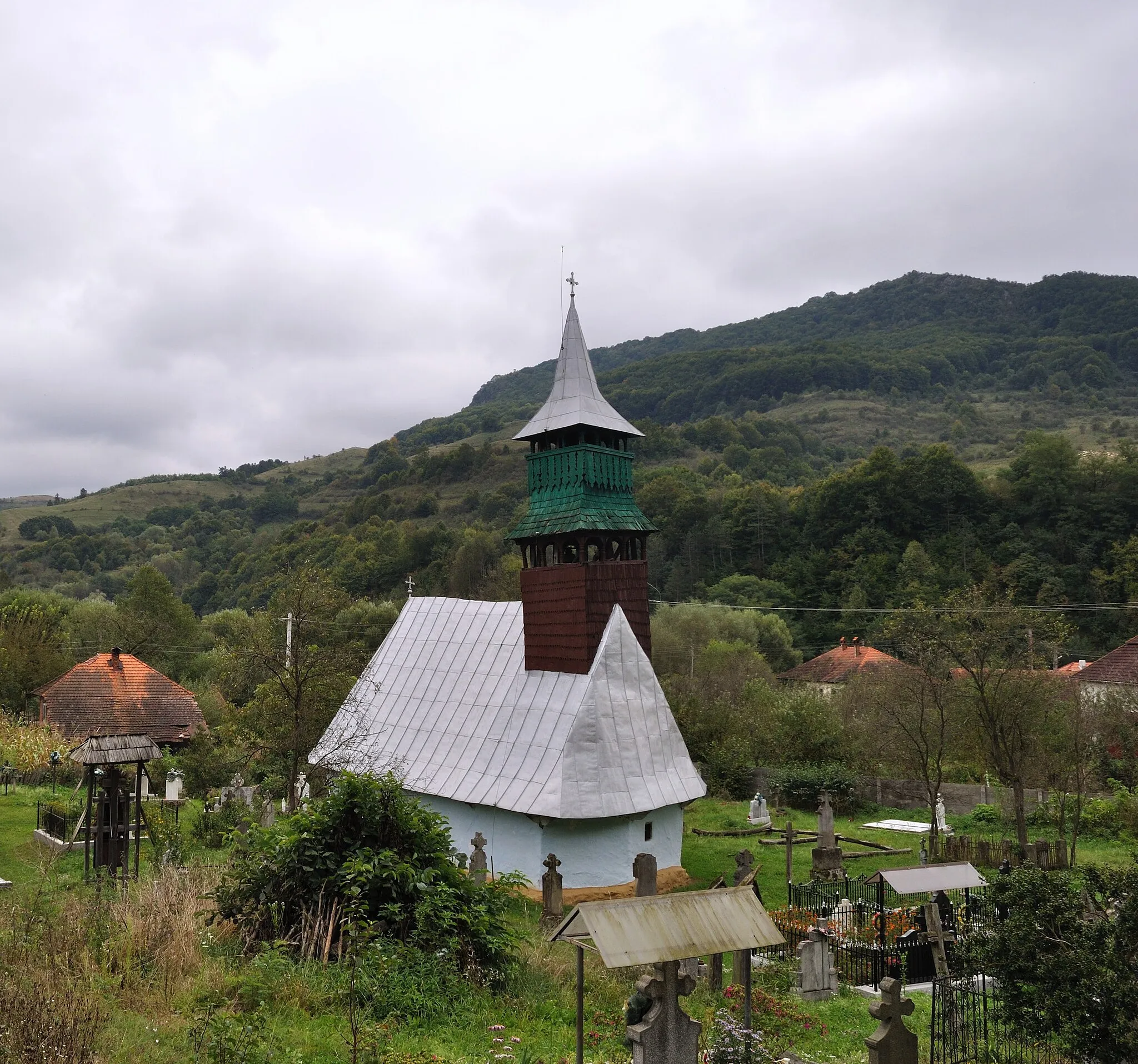 Photo showing: Biserica de lemn "Sfinții Arhangheli" ,  sat ALMAŞU MIC DE MUNTE; comuna BALŞA