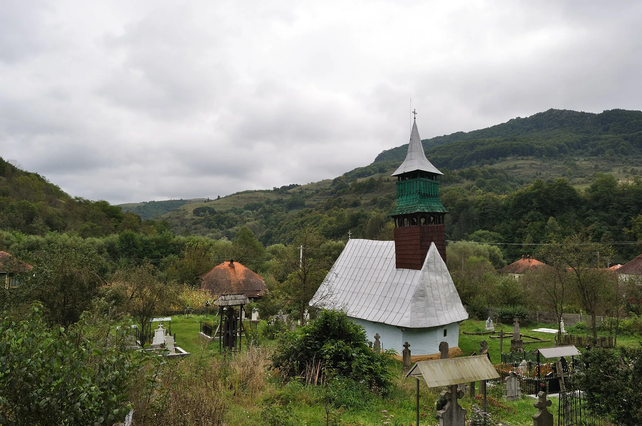Photo showing: Biserica de lemn „Sfinții Arhangheli Mihail și Gavriil” din Almașu Mic de Munte, județul Hunedoara