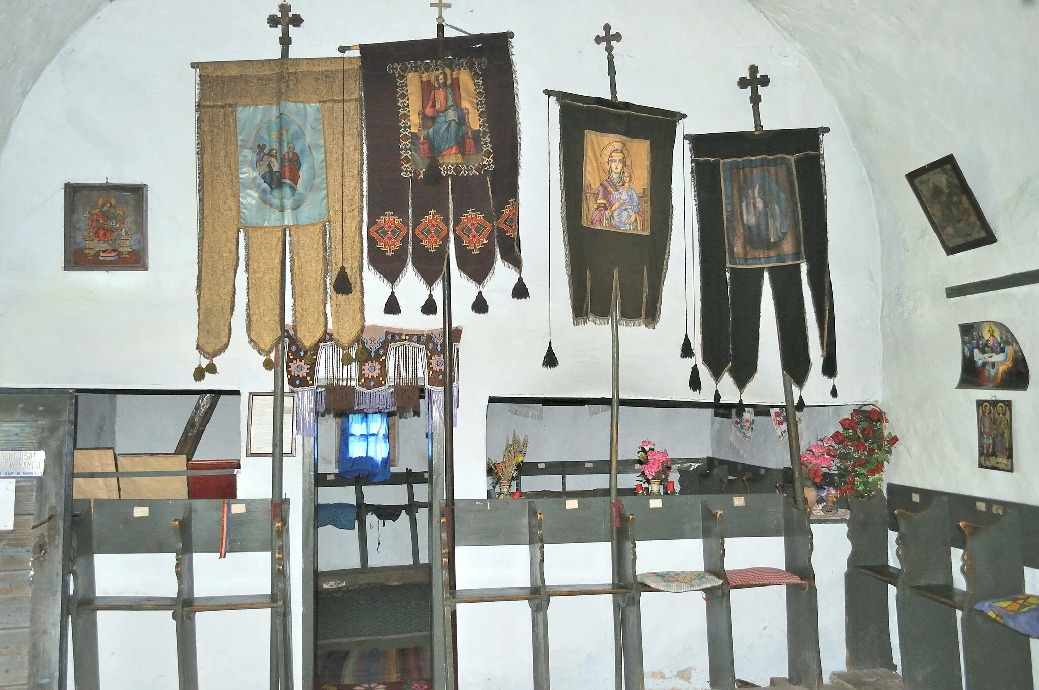 Photo showing: Biserica de lemn „Sfinții Arhangheli Mihail și Gavriil” din Almașu Mic de Munte, județul Hunedoara