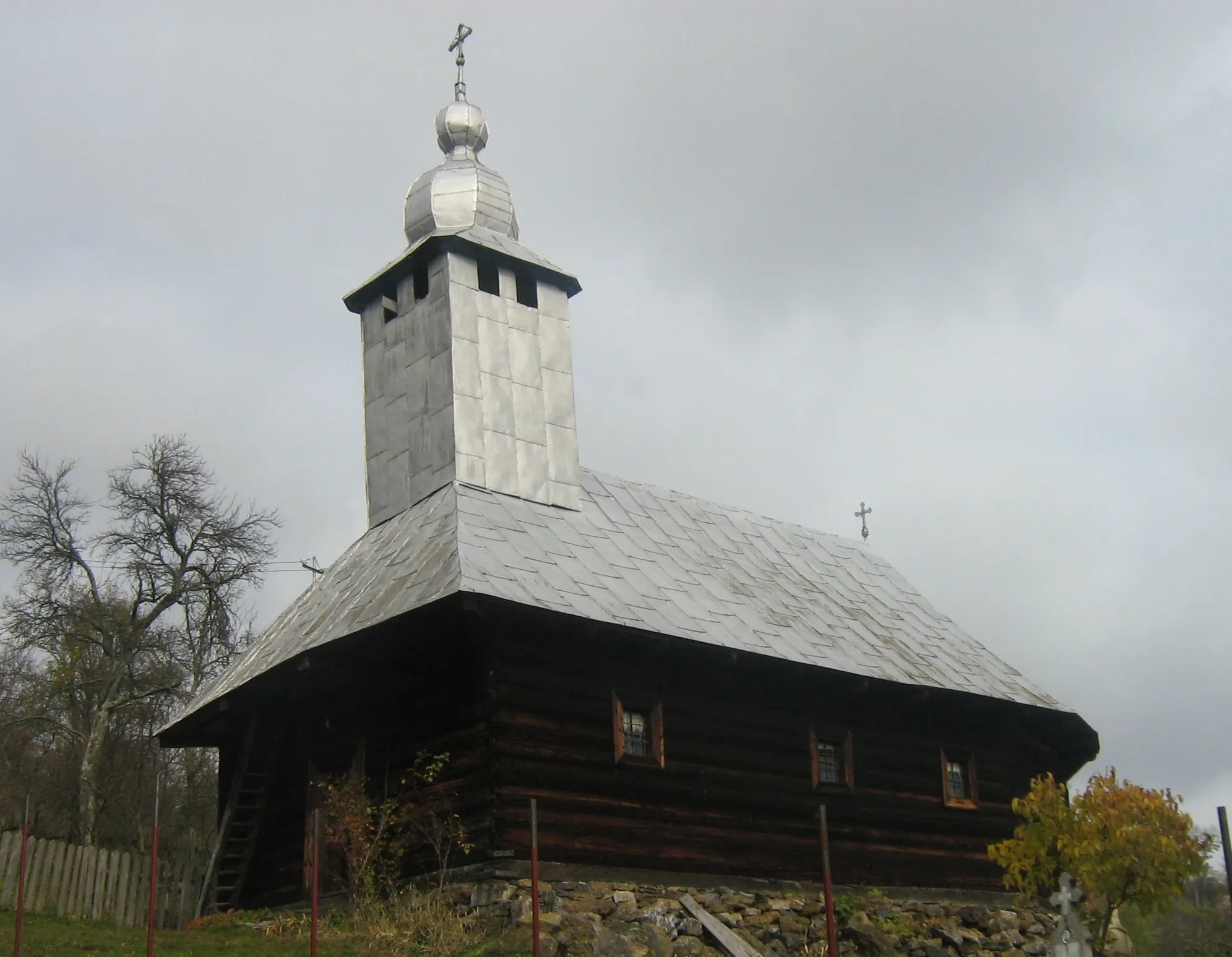 Photo showing: wooden Orthodox church in Bătrâna village, in the Poiana Ruscă mountains