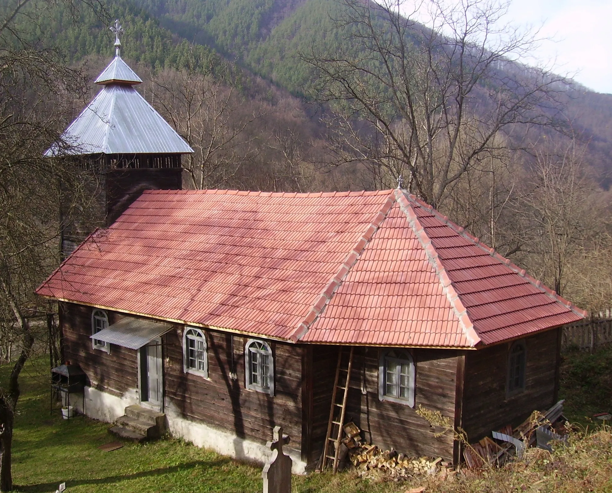Photo showing: Biserica de lemn „Adormirea Maicii Domnului” din Luncani, județul Hunedoara -

This is a photo of a historic monument in județul Hunedoara, classified with number HD-II-m-B-03361.