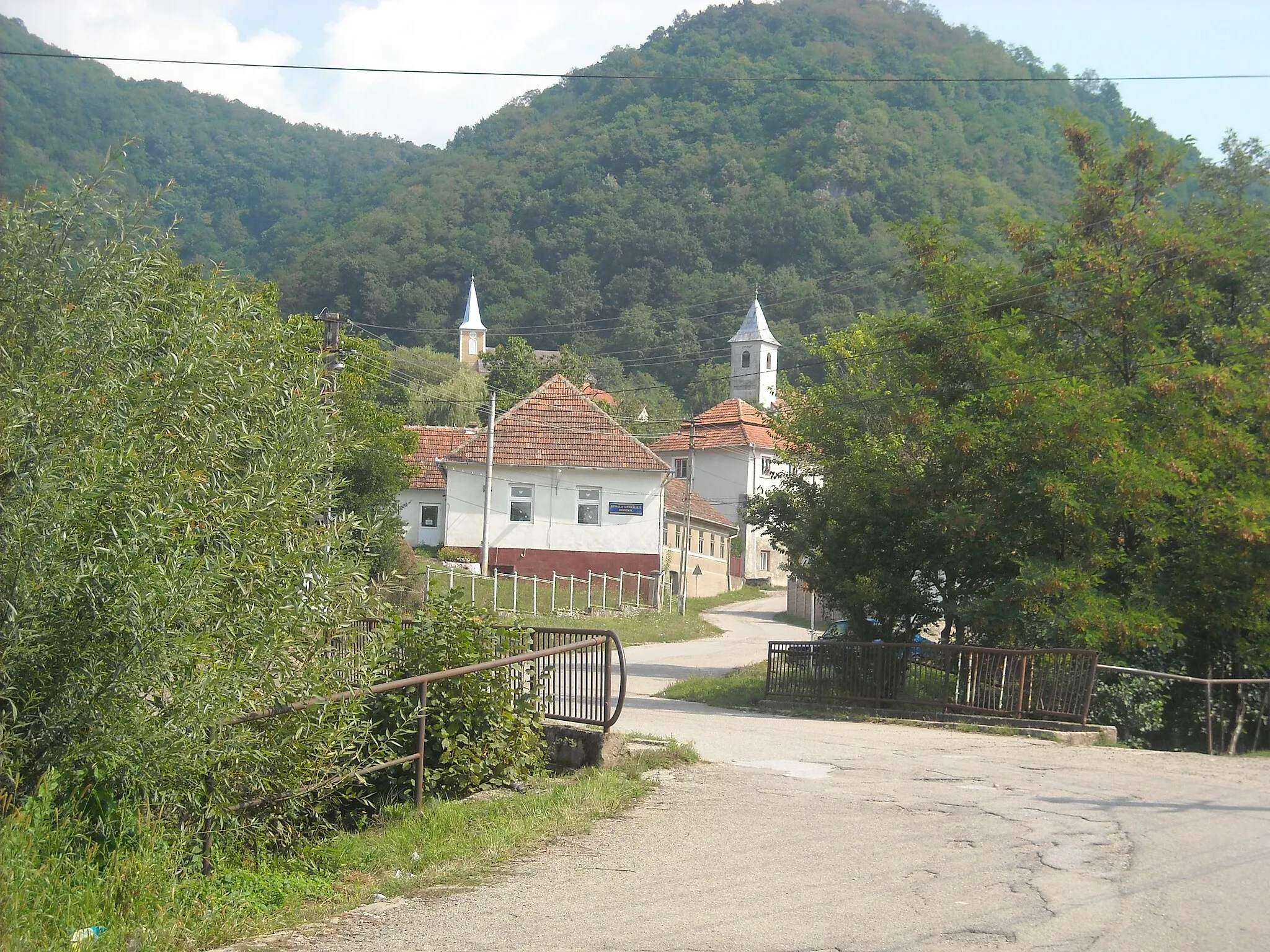 Photo showing: Roman Catholic and Orthodox churches in Hondol, Hunedoara County, Romania