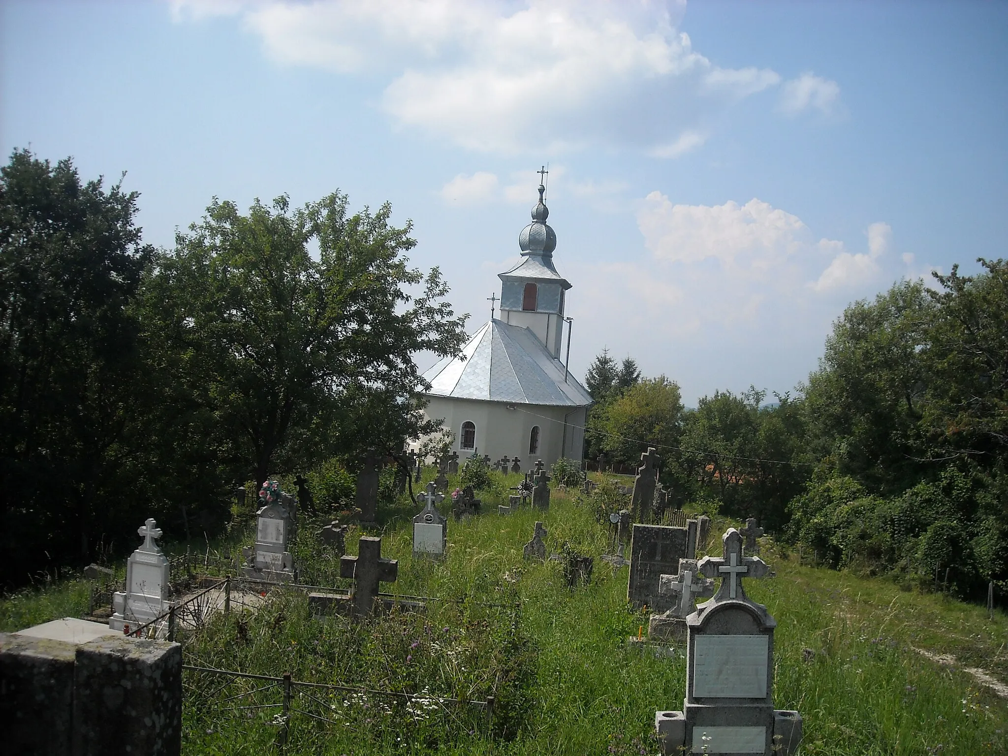 Photo showing: Orthodox church and graveyard in Săcărâmb, Romania