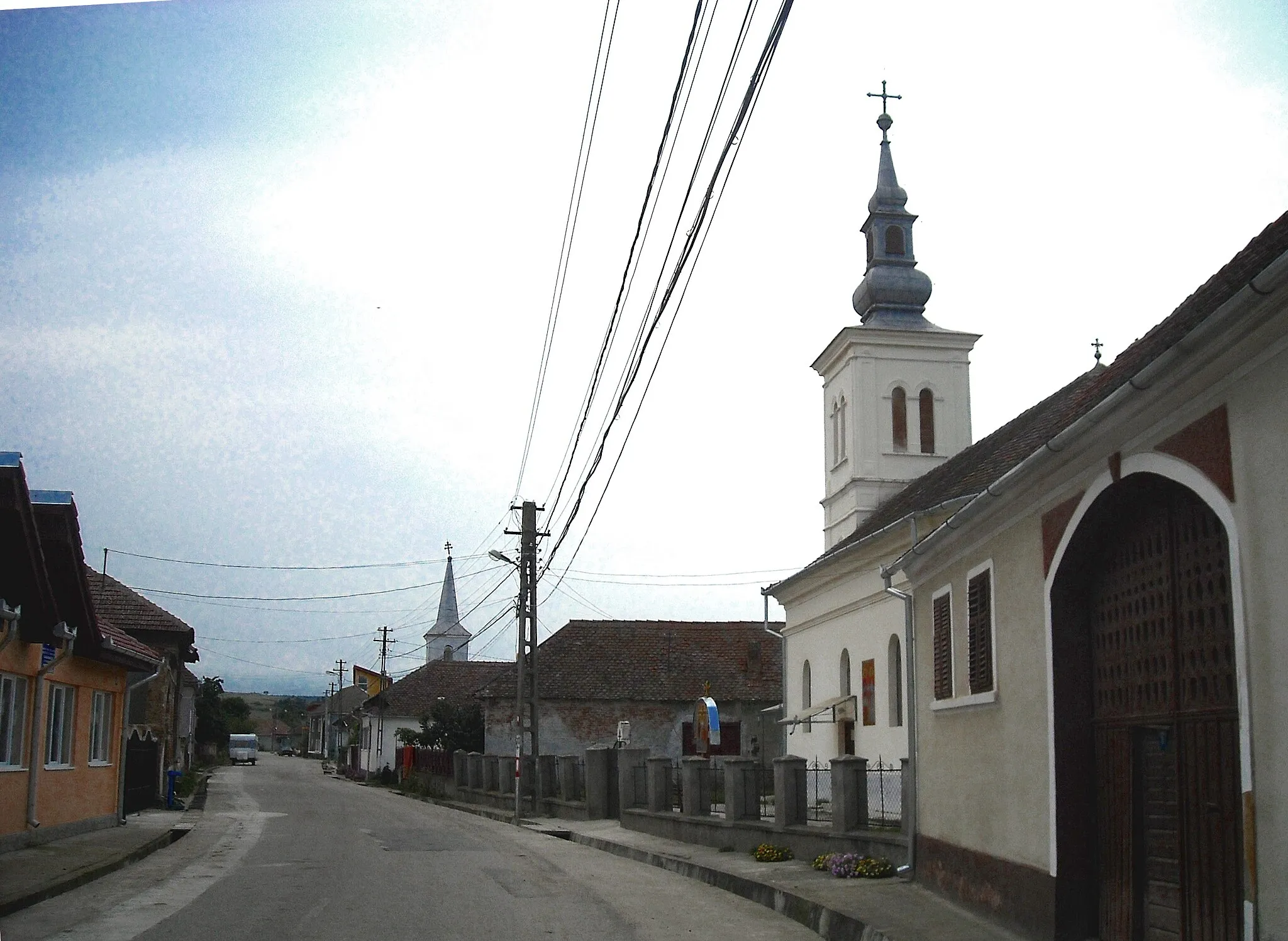 Photo showing: Orthodox and Greek Catholic churches in Mărtineşti, Romania