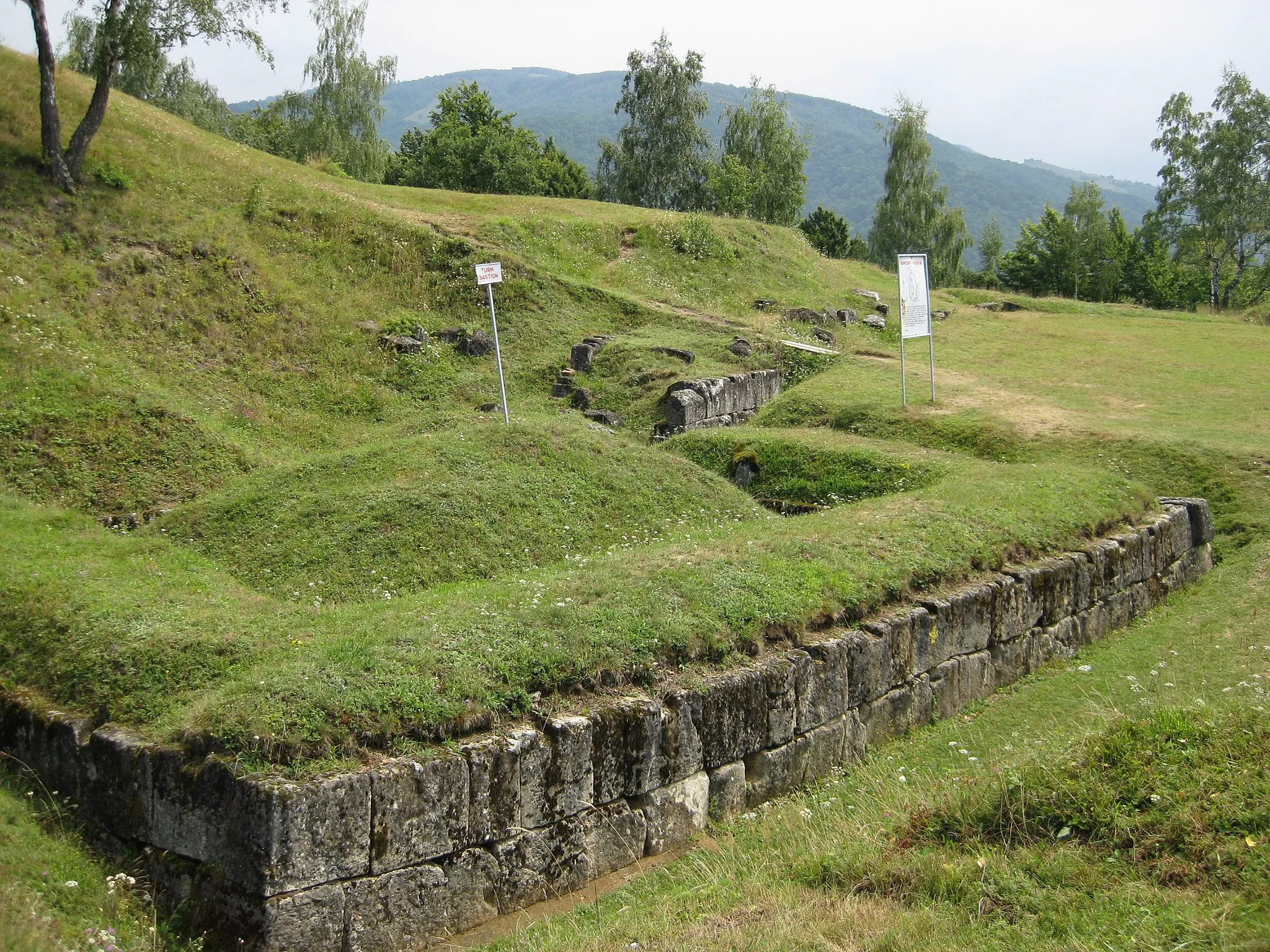 Photo showing: Dacian fortress at Costești, Hunedoara county, Romania