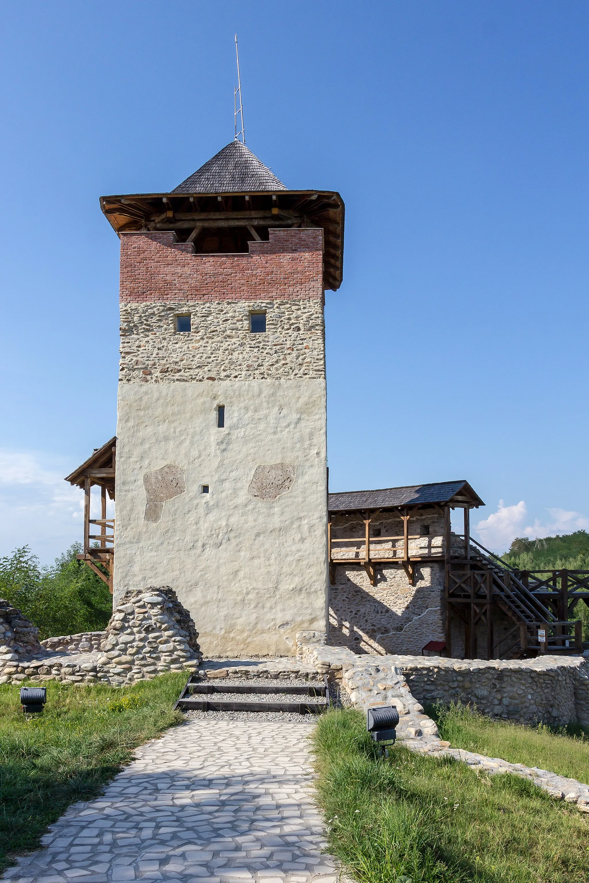 Photo showing: Mălăiești fortress. Buildings restored in ~ 2016