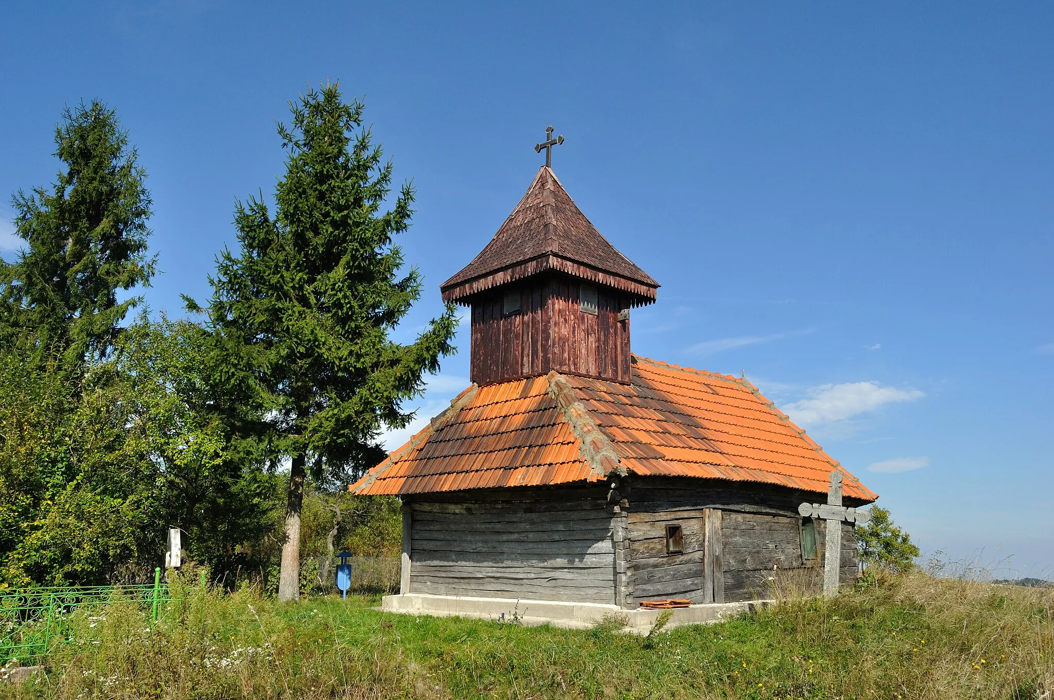 Photo showing: Biserica de lemn „Pogorârea Sfântului Duh” din Runcu Mic, județul Hunedoara