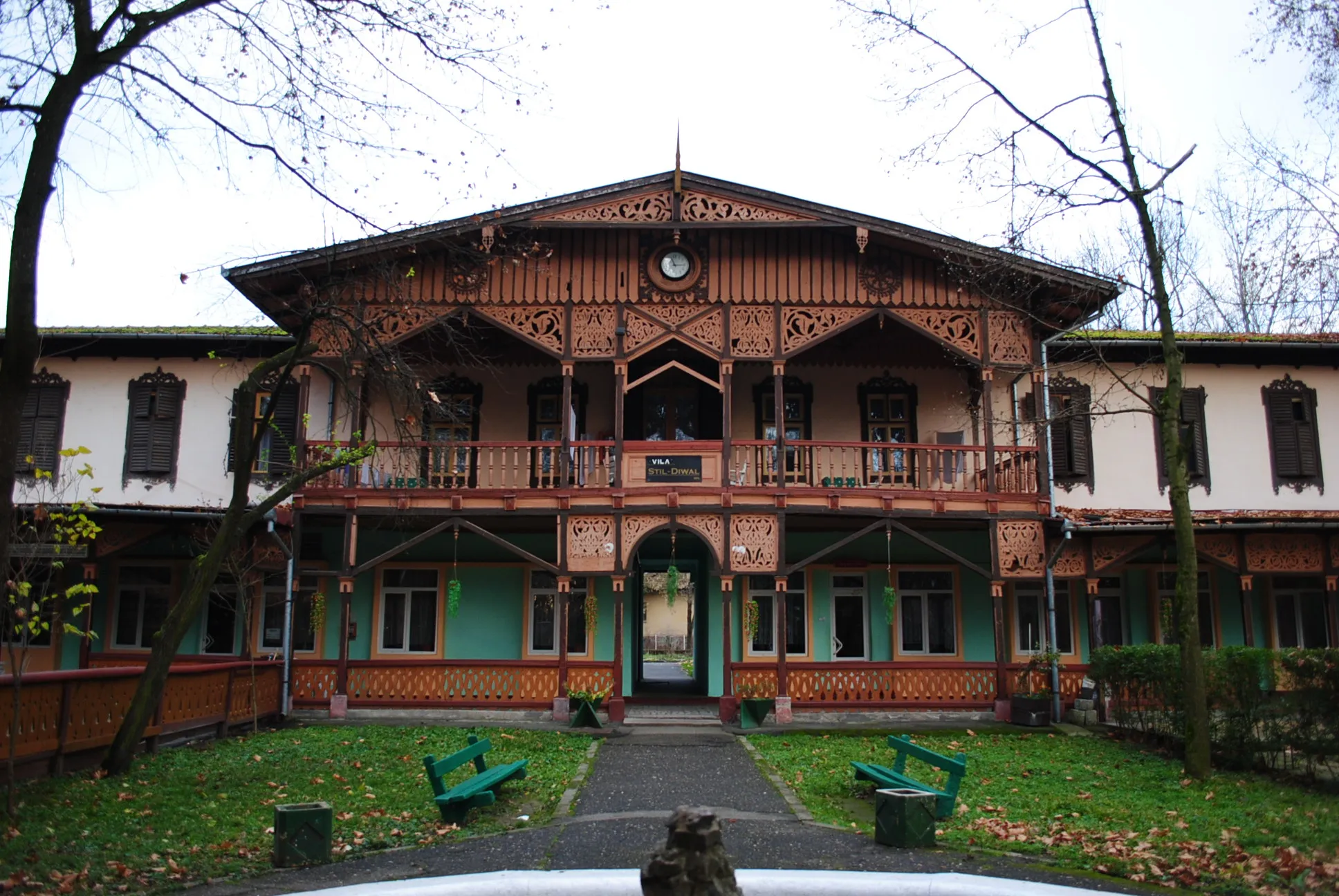 Photo showing: Ansamblul de arhitectură balneară "Zona cu parcul", cu colonada, 1811 - 1870